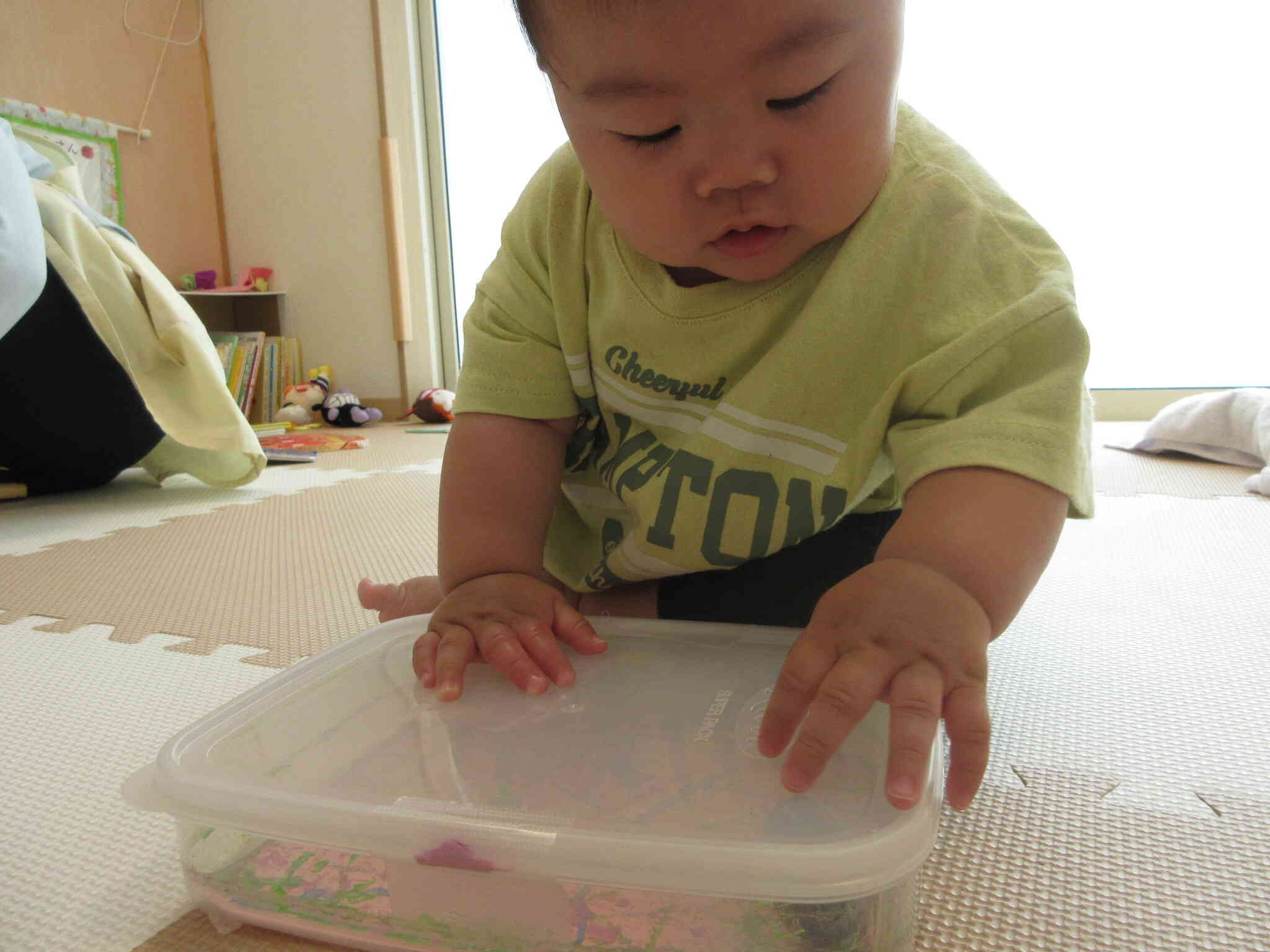 コロコロっと音がするよ！なんだろう？【0歳児 ひよこ組】