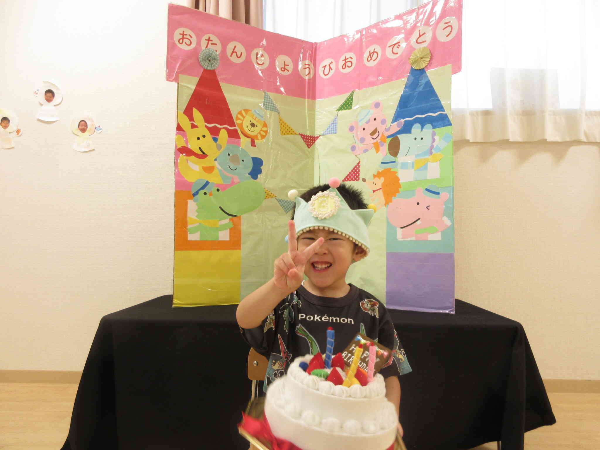 ニコニコ笑顔でピース！お誕生日おめでとう！