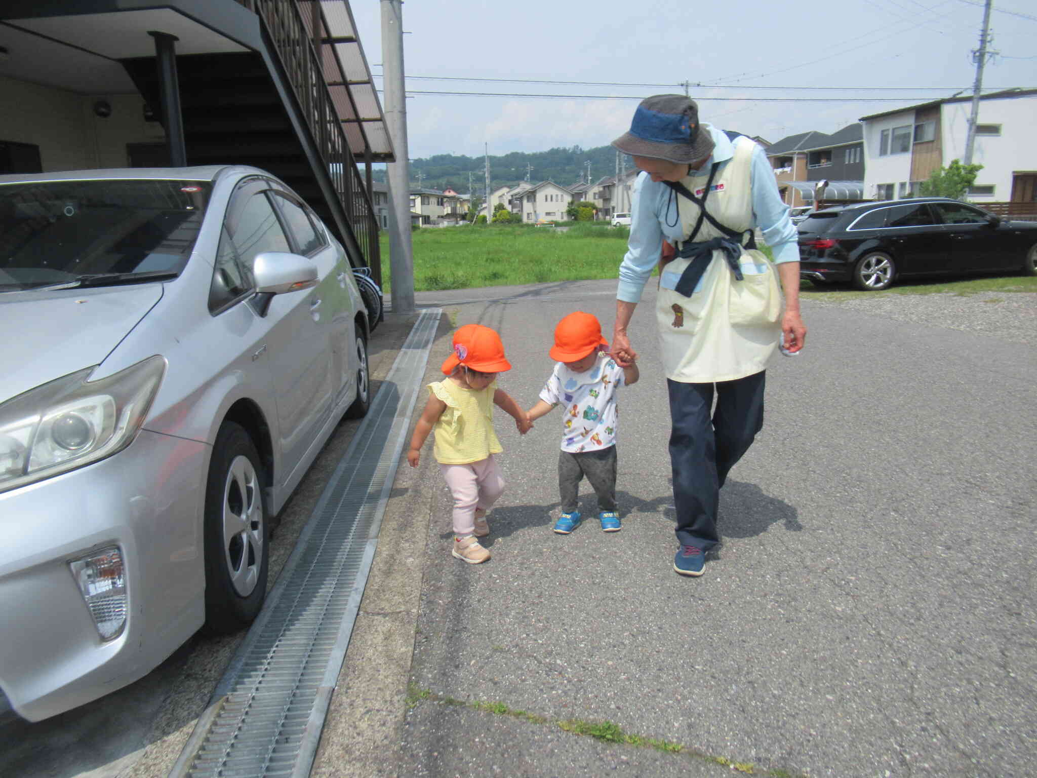 おててを繋いでお散歩に行こう