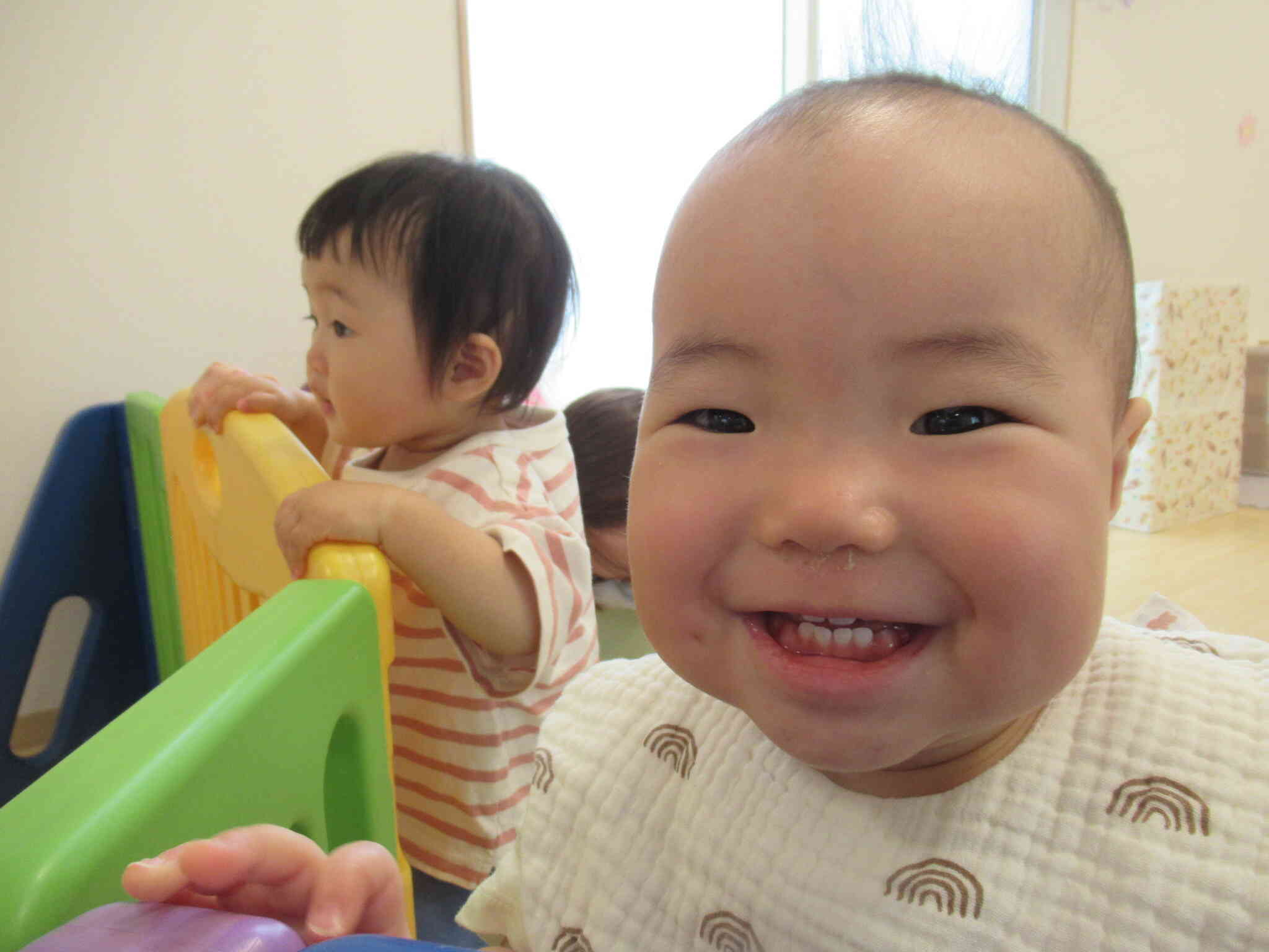 楽しそうな音楽に導かれて ひよこ組（0歳児）さんも見にきてくれました　