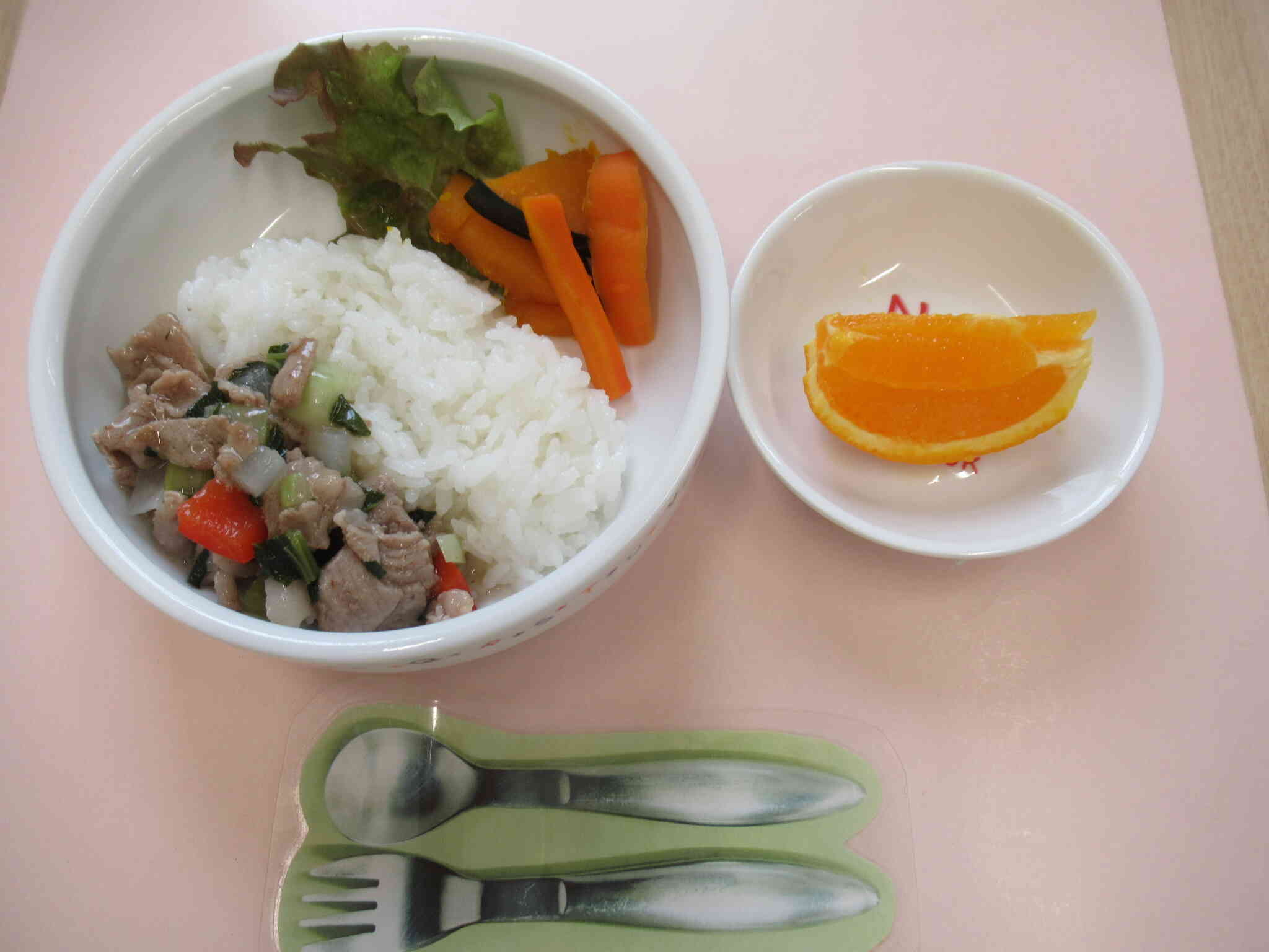 採りたてのサニーレタス、給食にも添え野菜として早速登場しました！