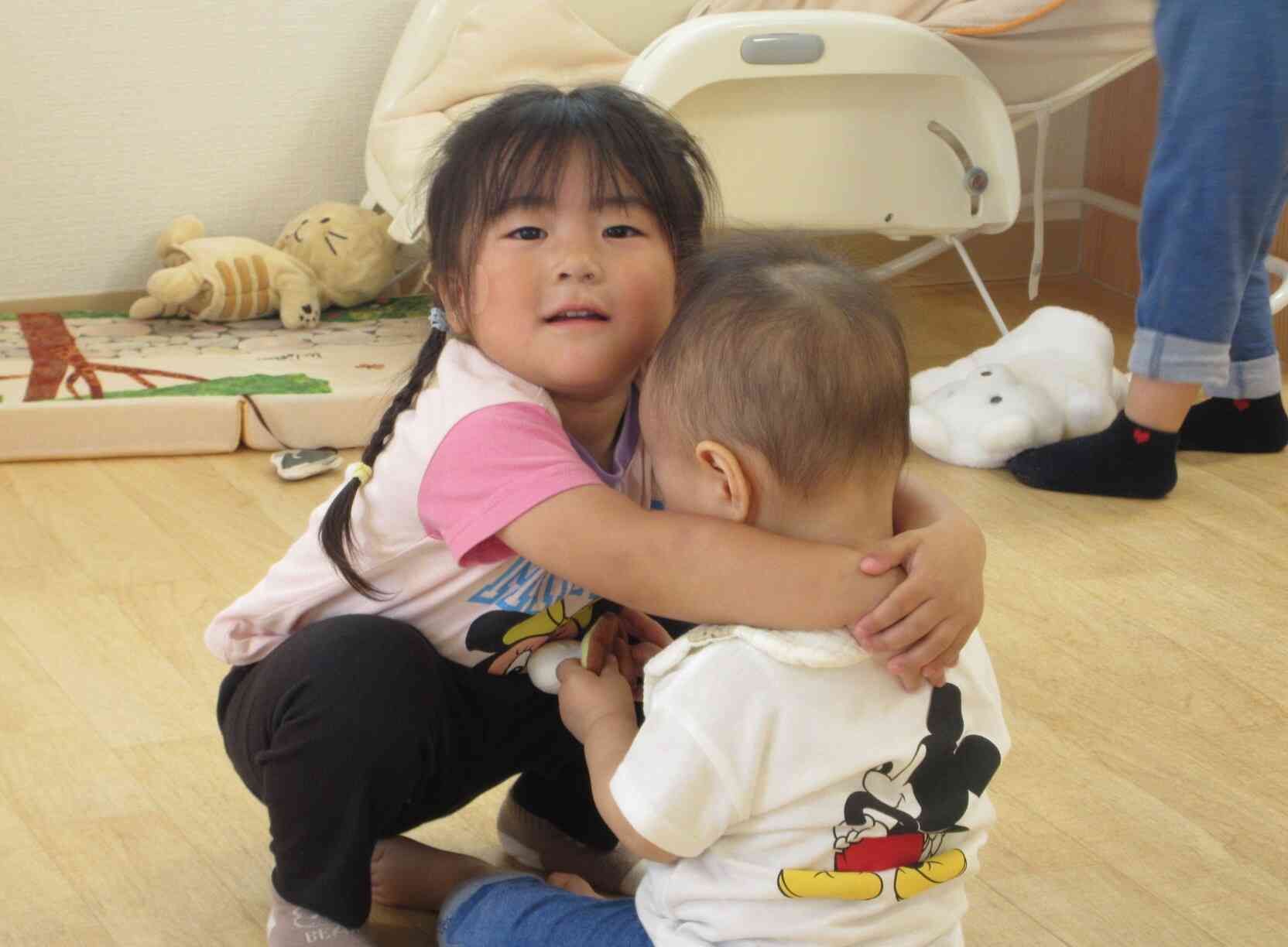 お姉さんがぎゅ～ってしてくれたよ♪