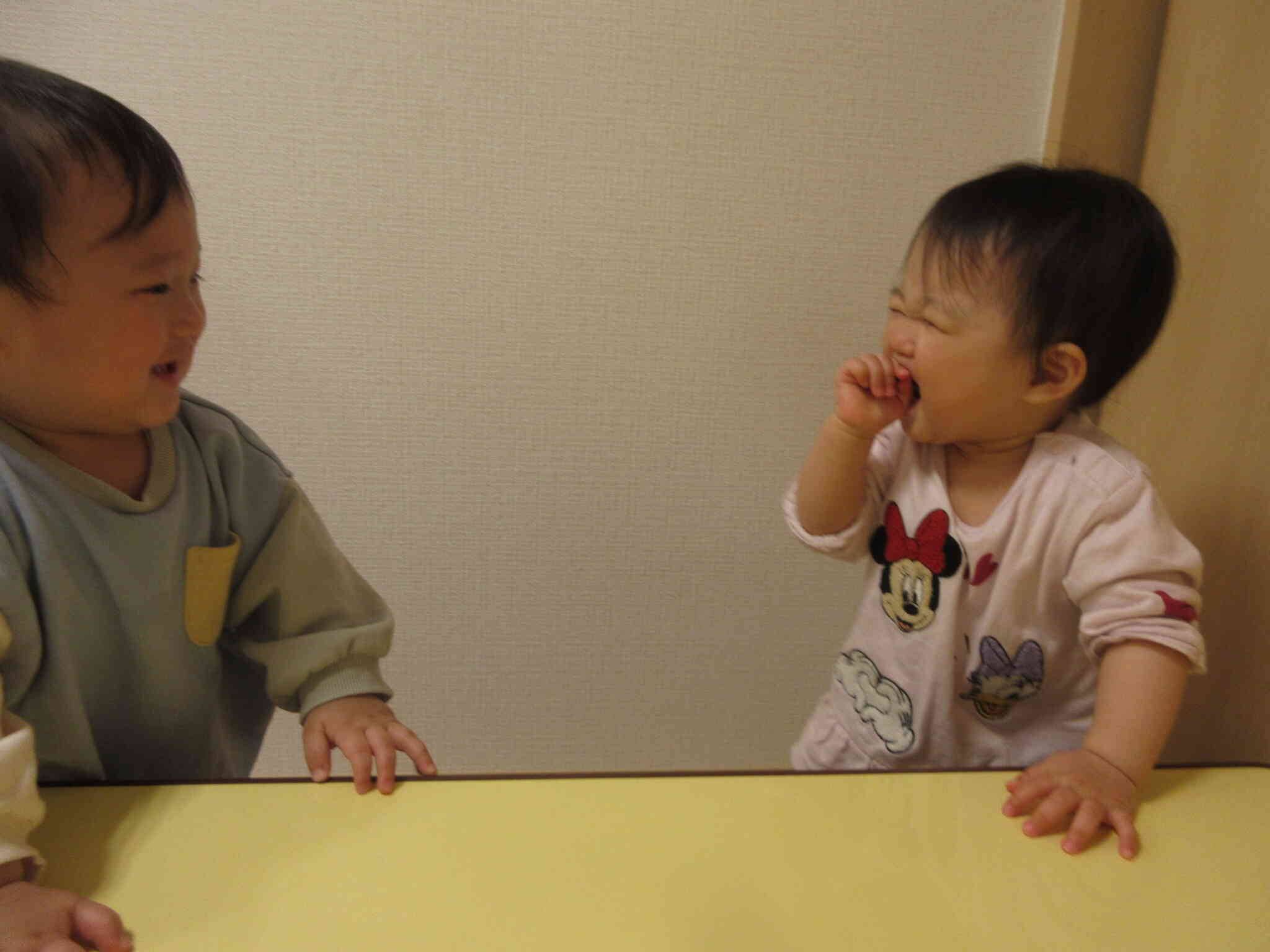 おめめがあってに～っこり！一緒にいると、うれしいな♪