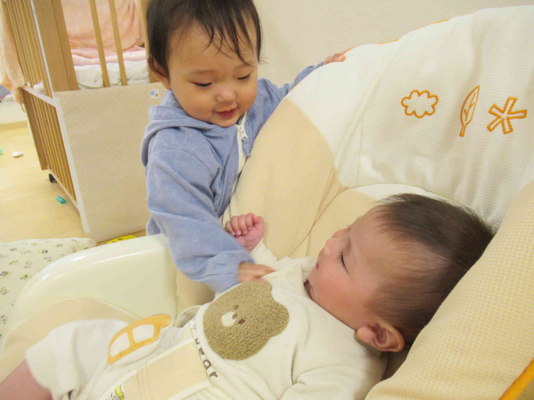 お友だちとのかわいい関わりがいっぱいです！【0歳児ひよこ組】