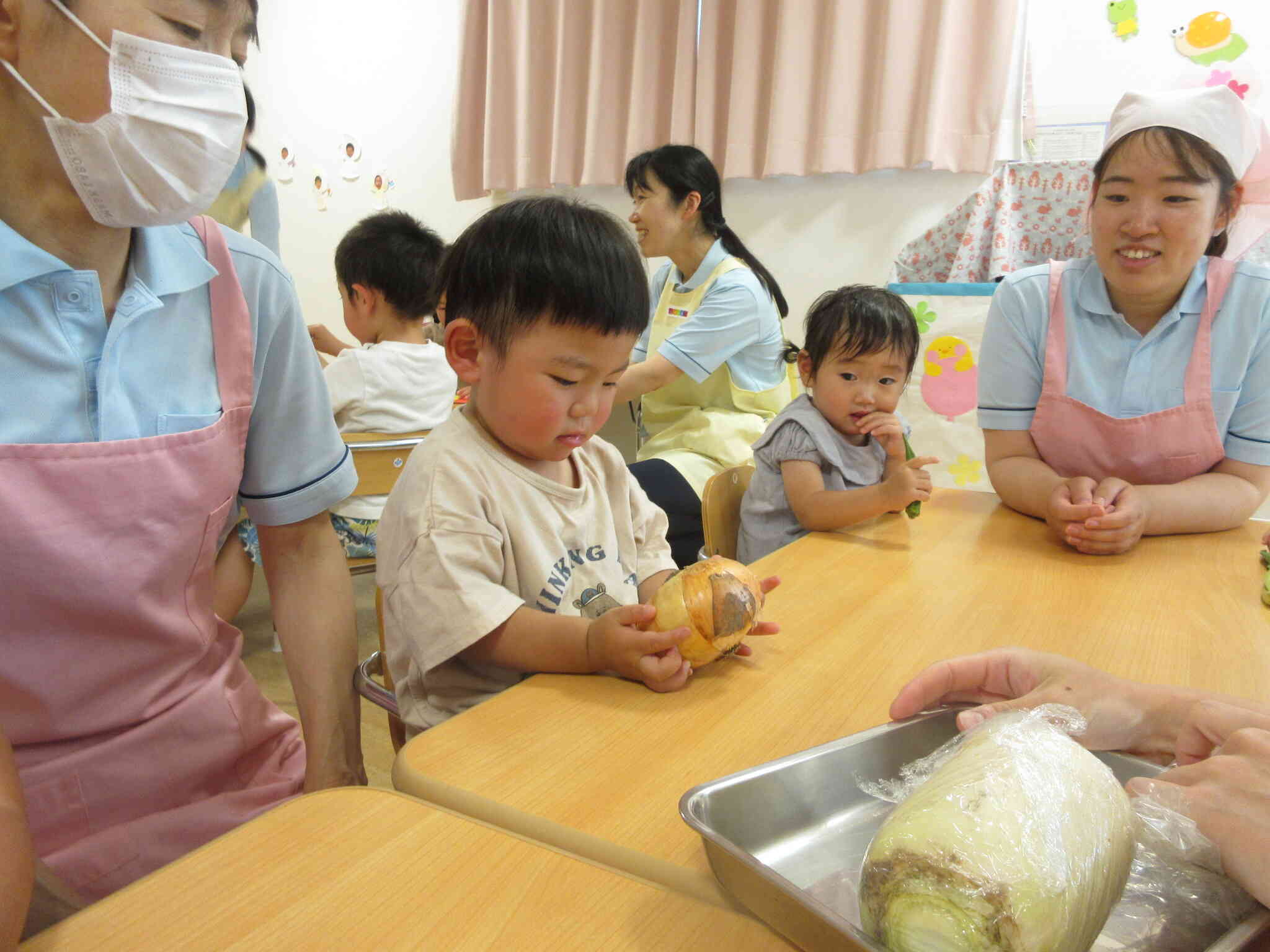 いろんなおやさい、さわってみよう！【食育活動：1歳児 あひる組】
