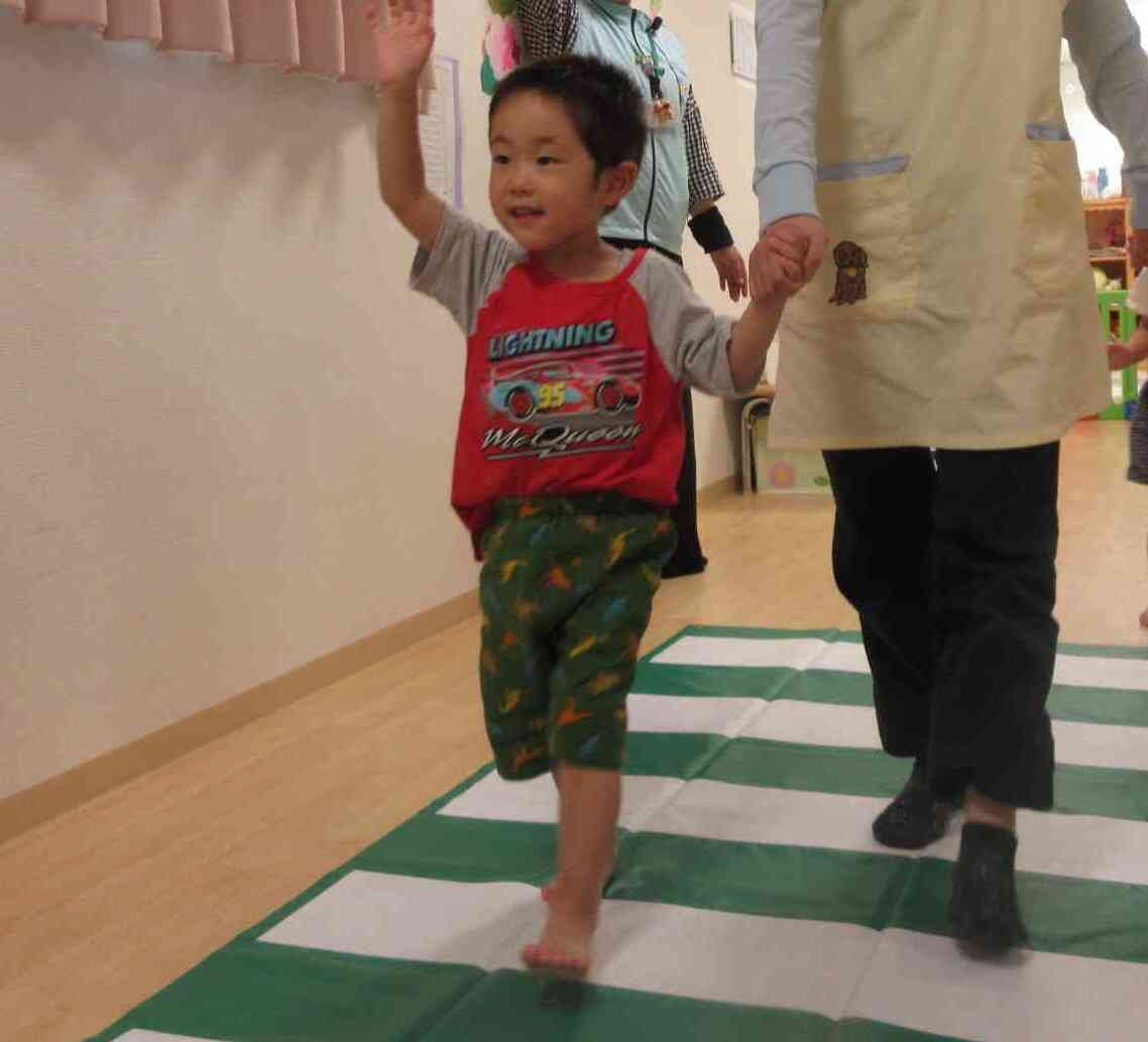 手をあげて渡ろうね