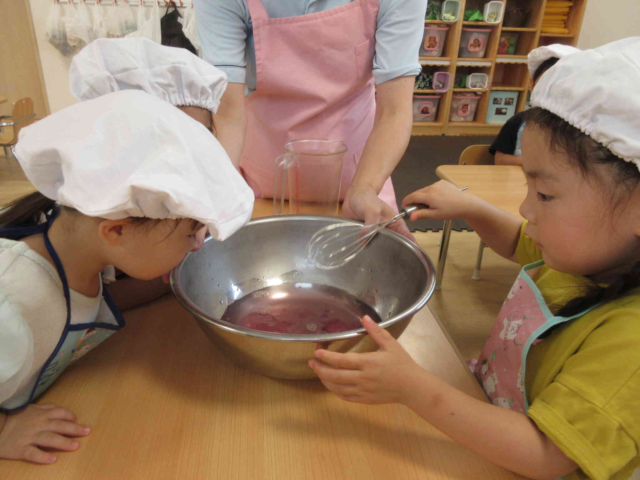 ぐるぐるまぜまぜ、おいしくな～れ【食育活動：2歳児 うさぎ組】