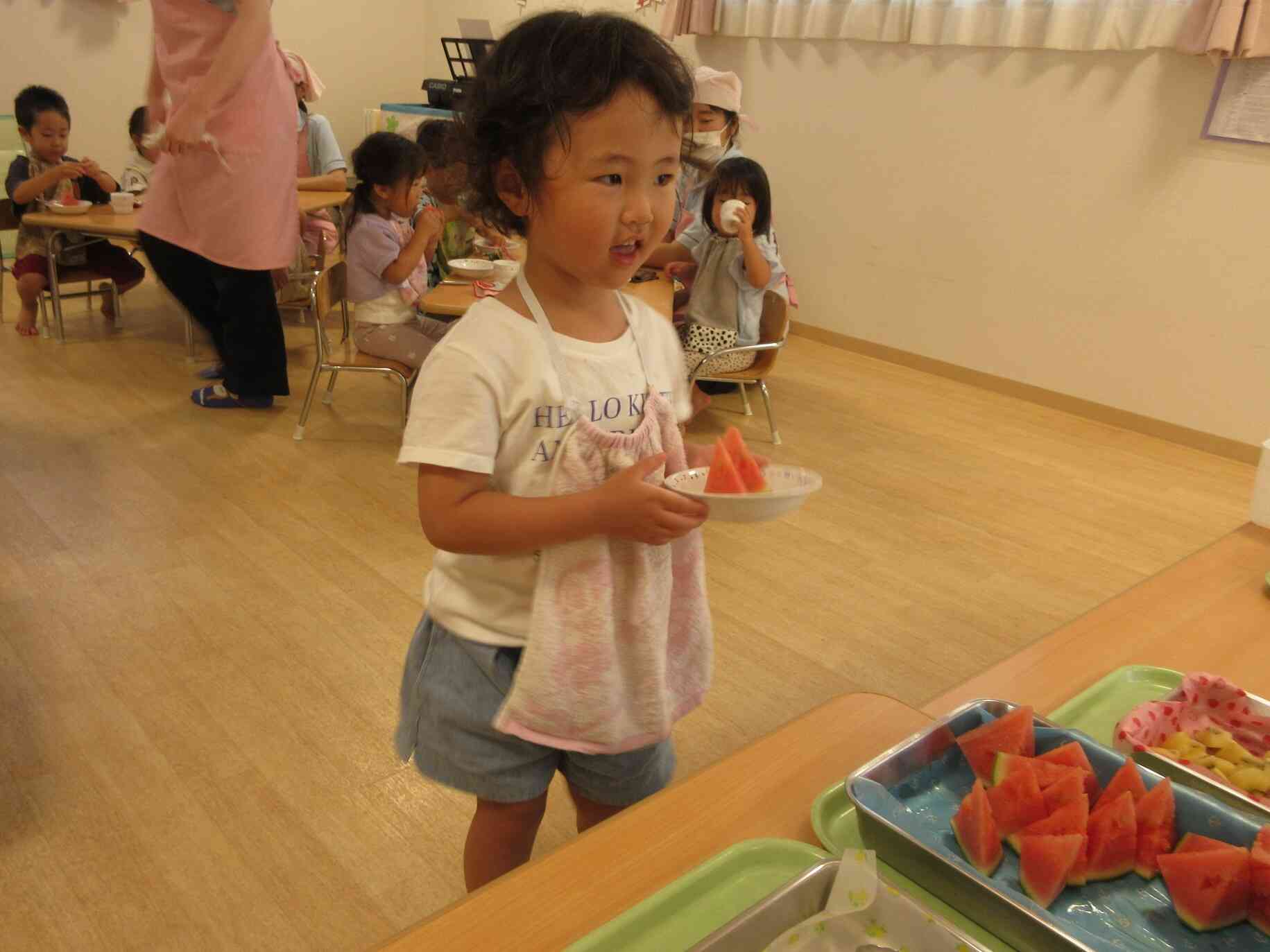 1，2歳児さんのおやつはフルーツビュッフェ！嬉しかったね。
