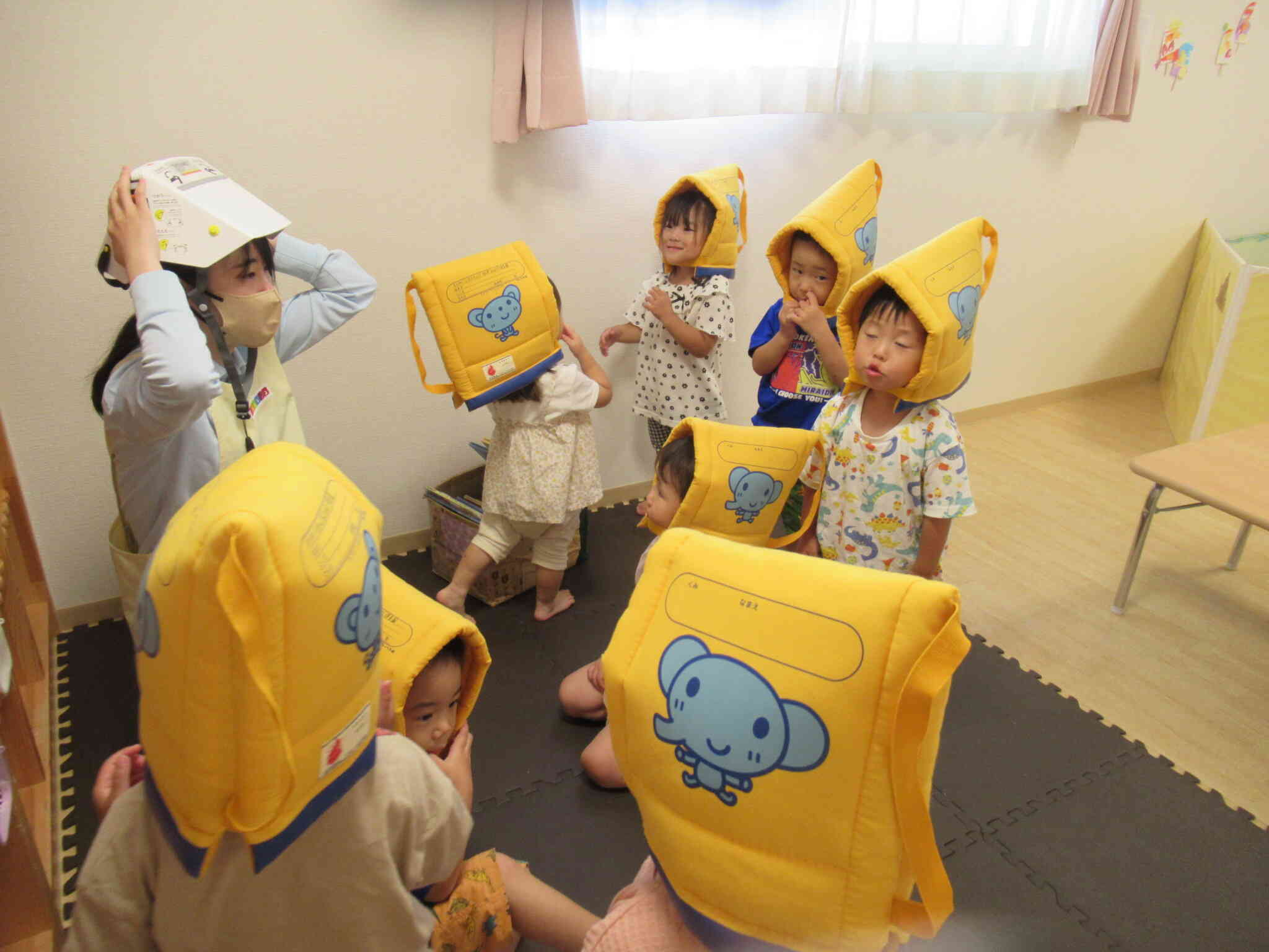 防災頭巾をかぶったら、先生と一緒に避難開始です