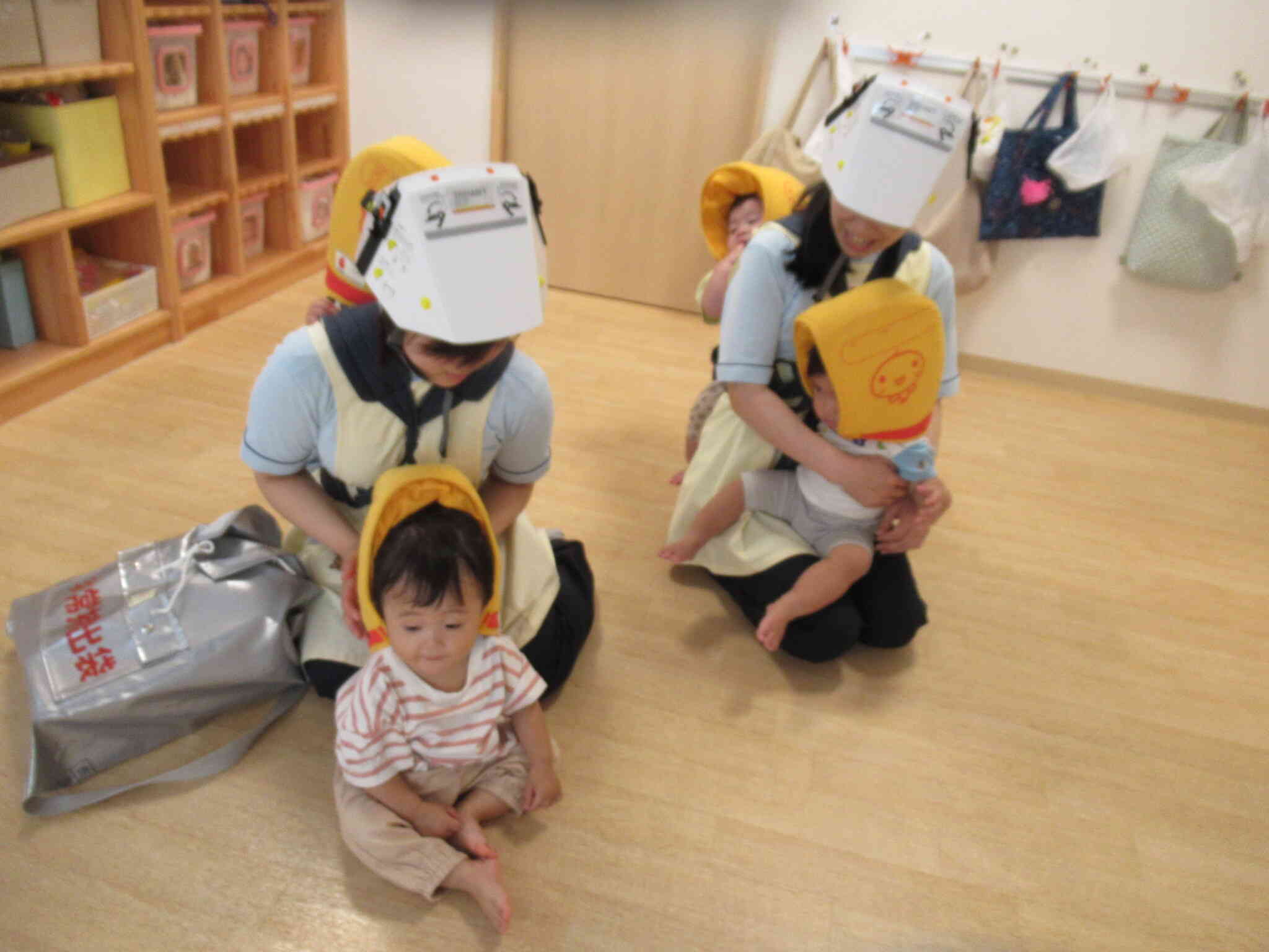 ひよこ組（０歳児）さんも先生と一緒にできました