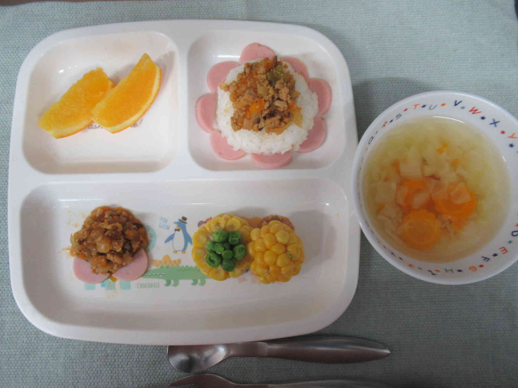 お給食はひまわりドライカレーでした。