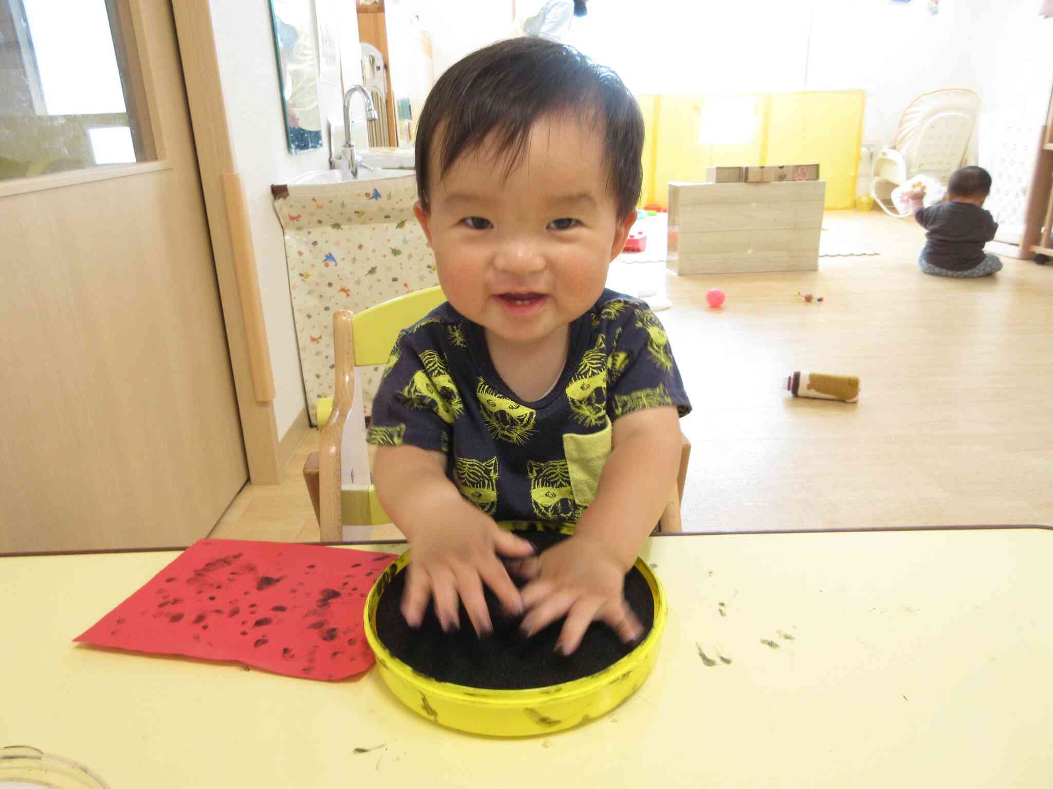 ちょんちょんペタペタ、楽しいね【0歳児 ひよこ組】
