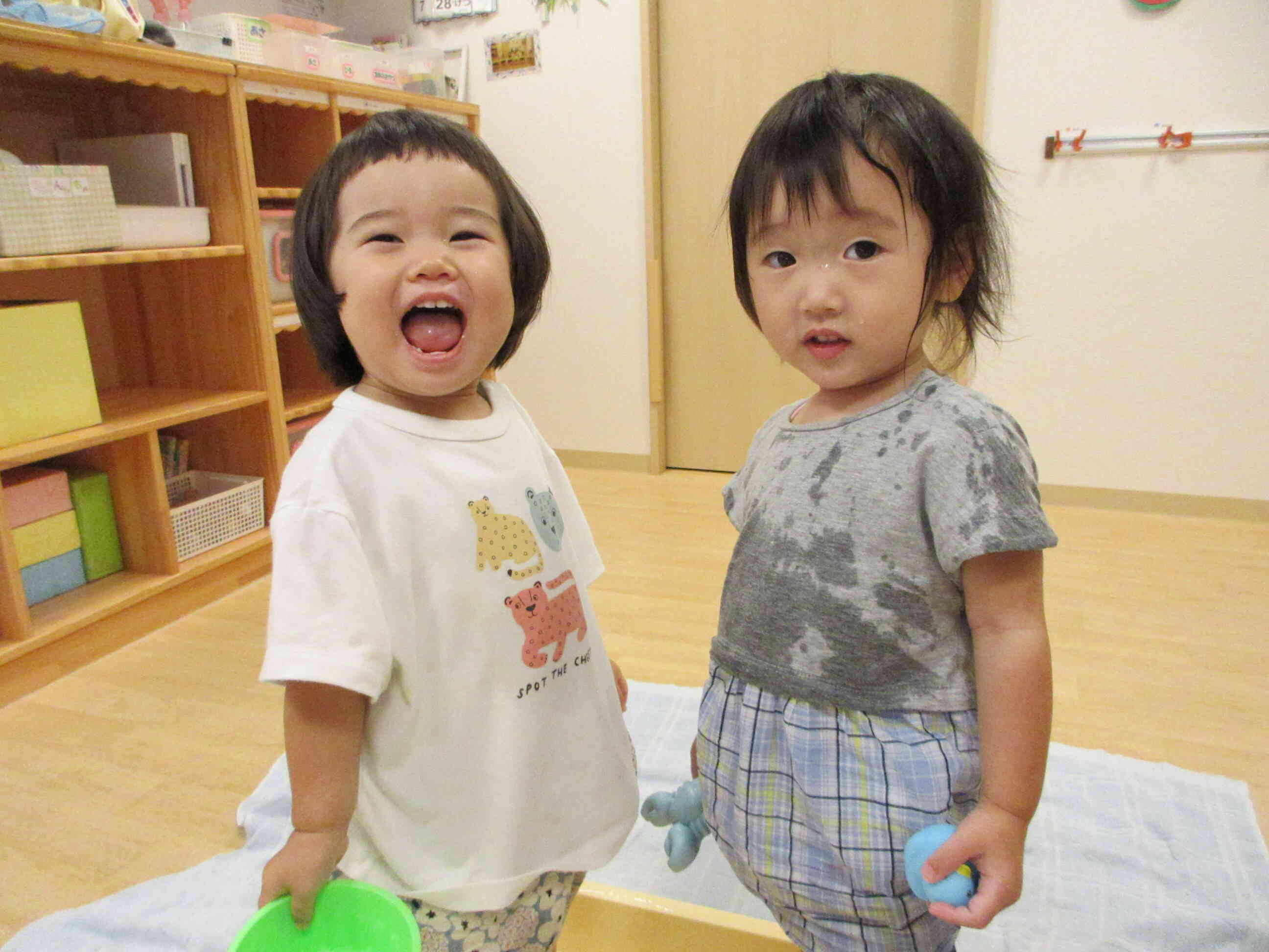 お友だちと一緒にお部屋でお水遊び