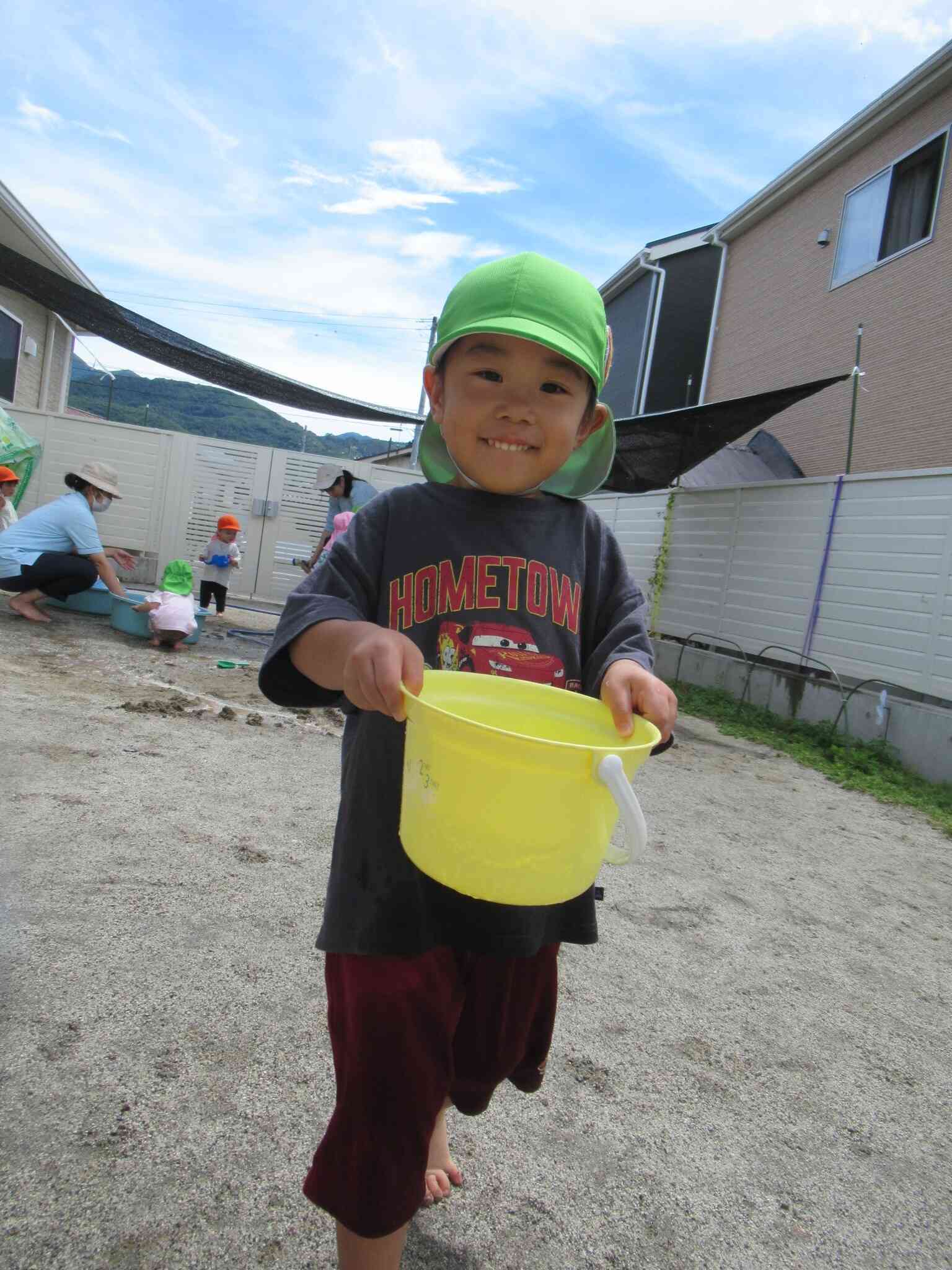 お水をはこんで…ヨイショ、ヨイショ!