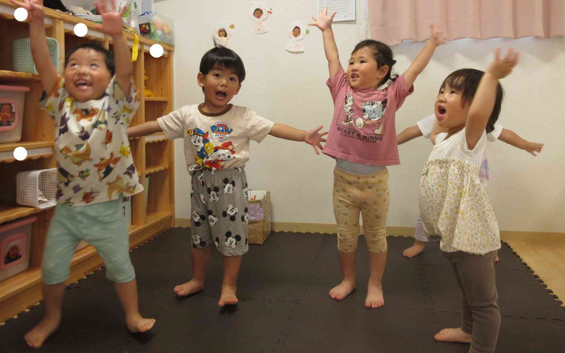 身体をいっぱい動かして…お気に入りの体操は何かな？【2歳児 うさぎ組】