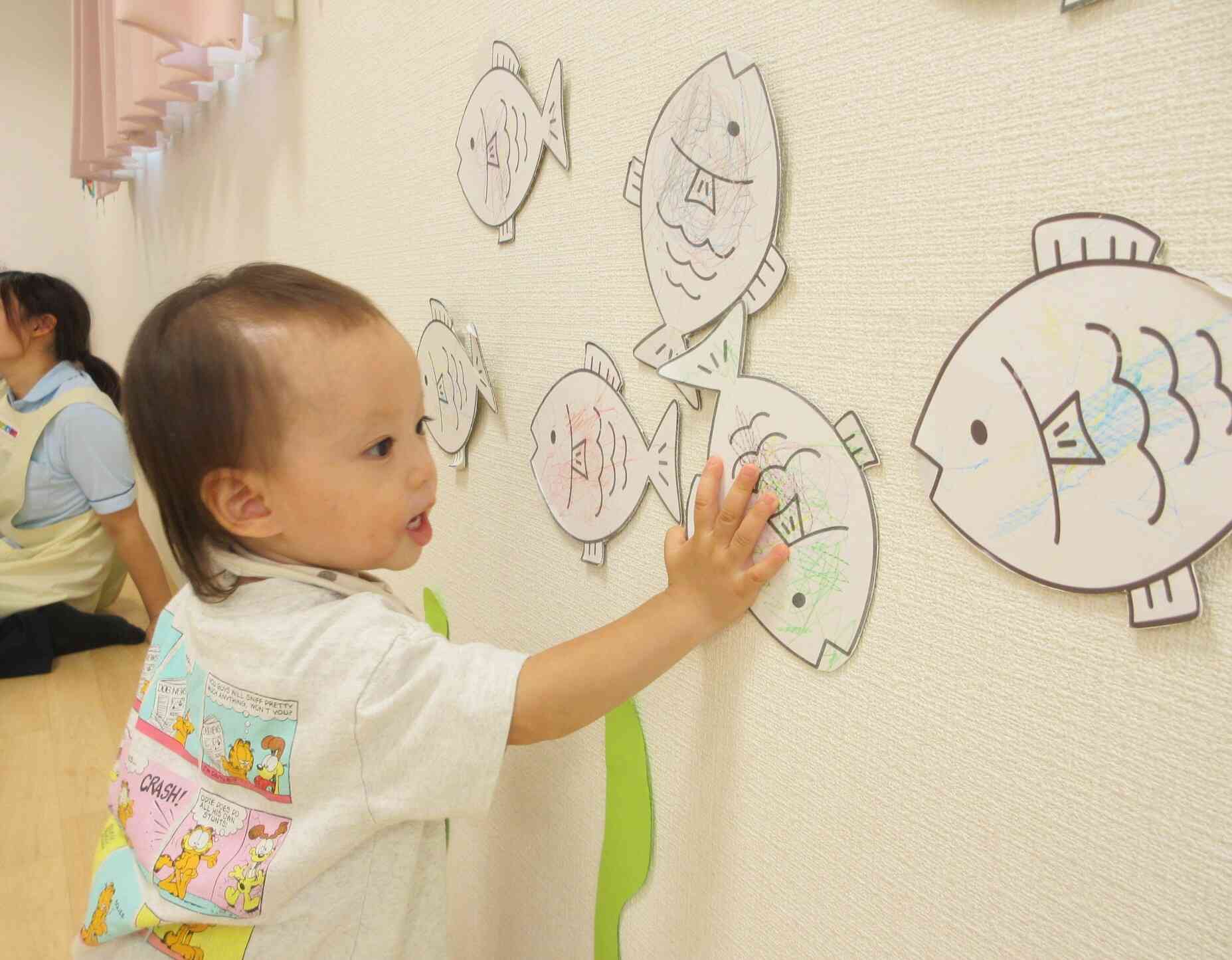 園のみんなで色を付けたお魚も、貼ったりはがしたり自由に壁の海を泳がせて遊んだよ