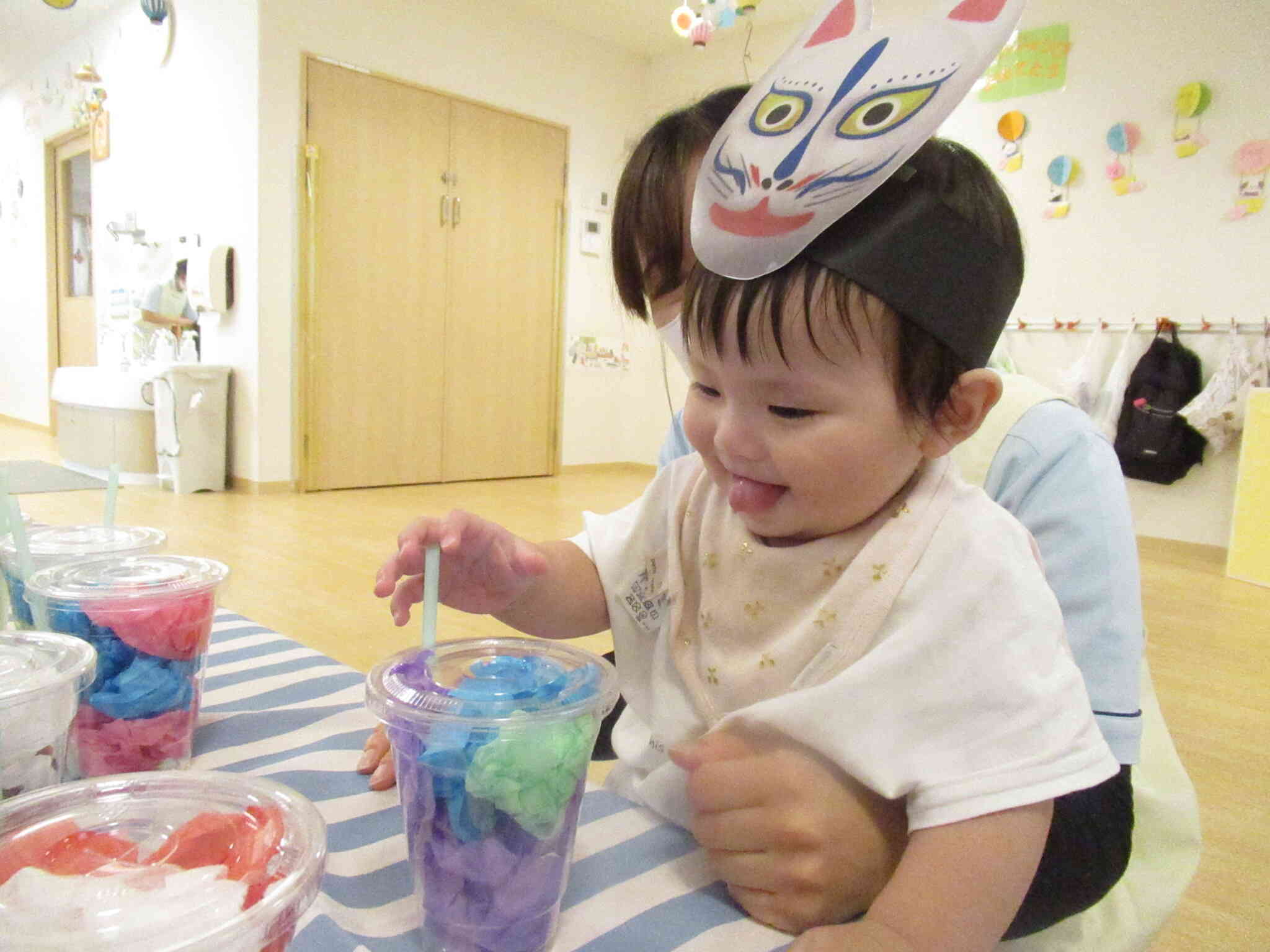 「どれにしようかな？」ひよこ組（0歳児）さんも先生と一緒にお買い物です。