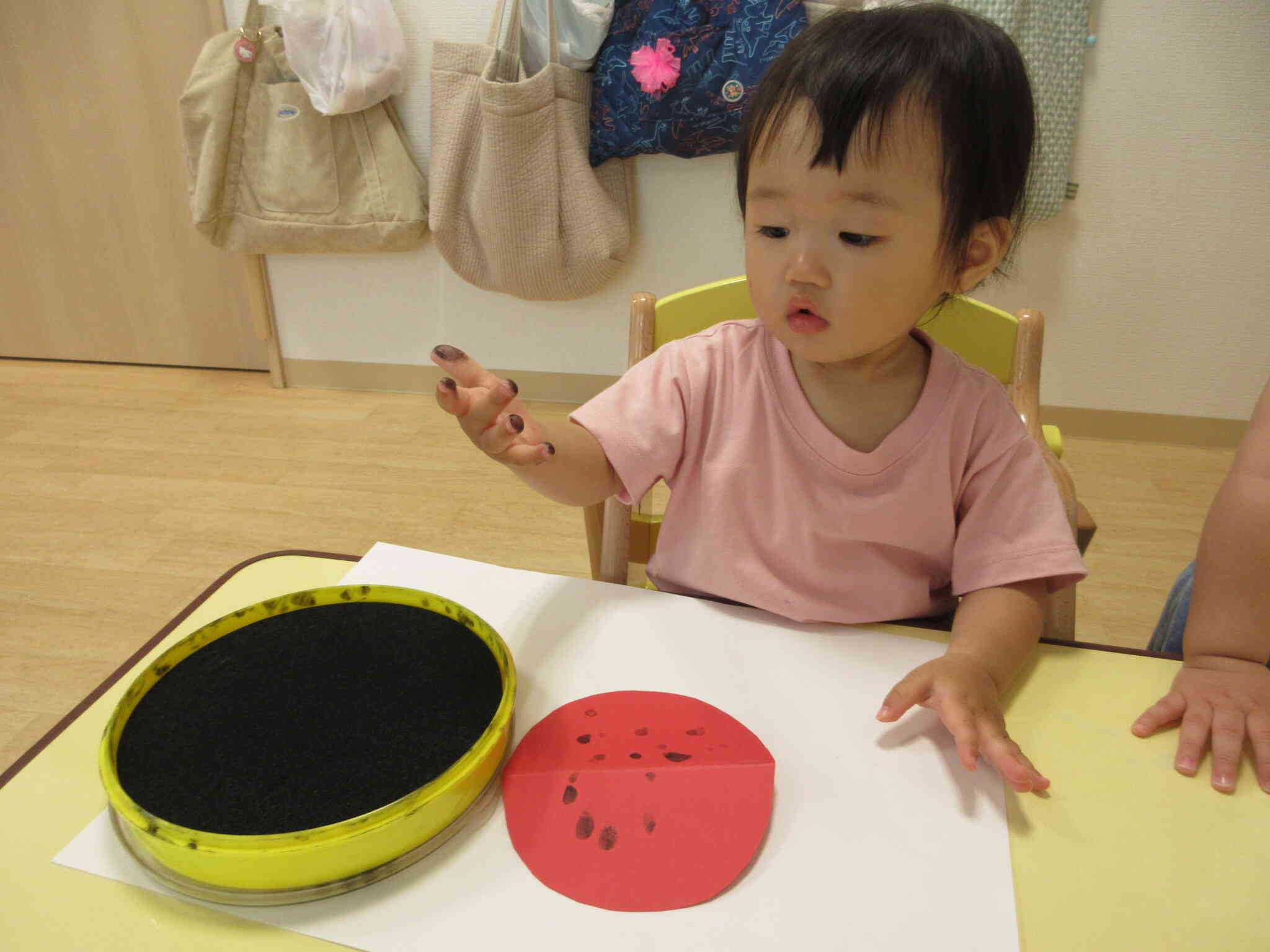 手、まっくろ点々がついたねえ…