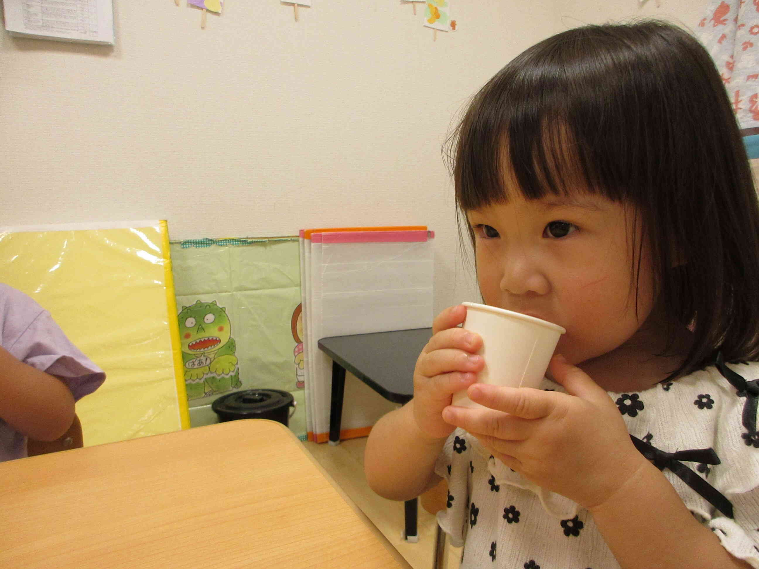 甘くて美味しいね♪水遊びの後の梅ジュースは、何だかいつもより美味しく感じるね。