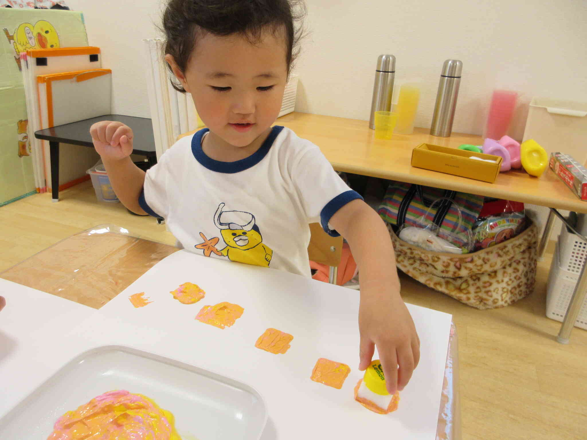 スタンプ色々、楽しいね【2歳児　うさぎ組】