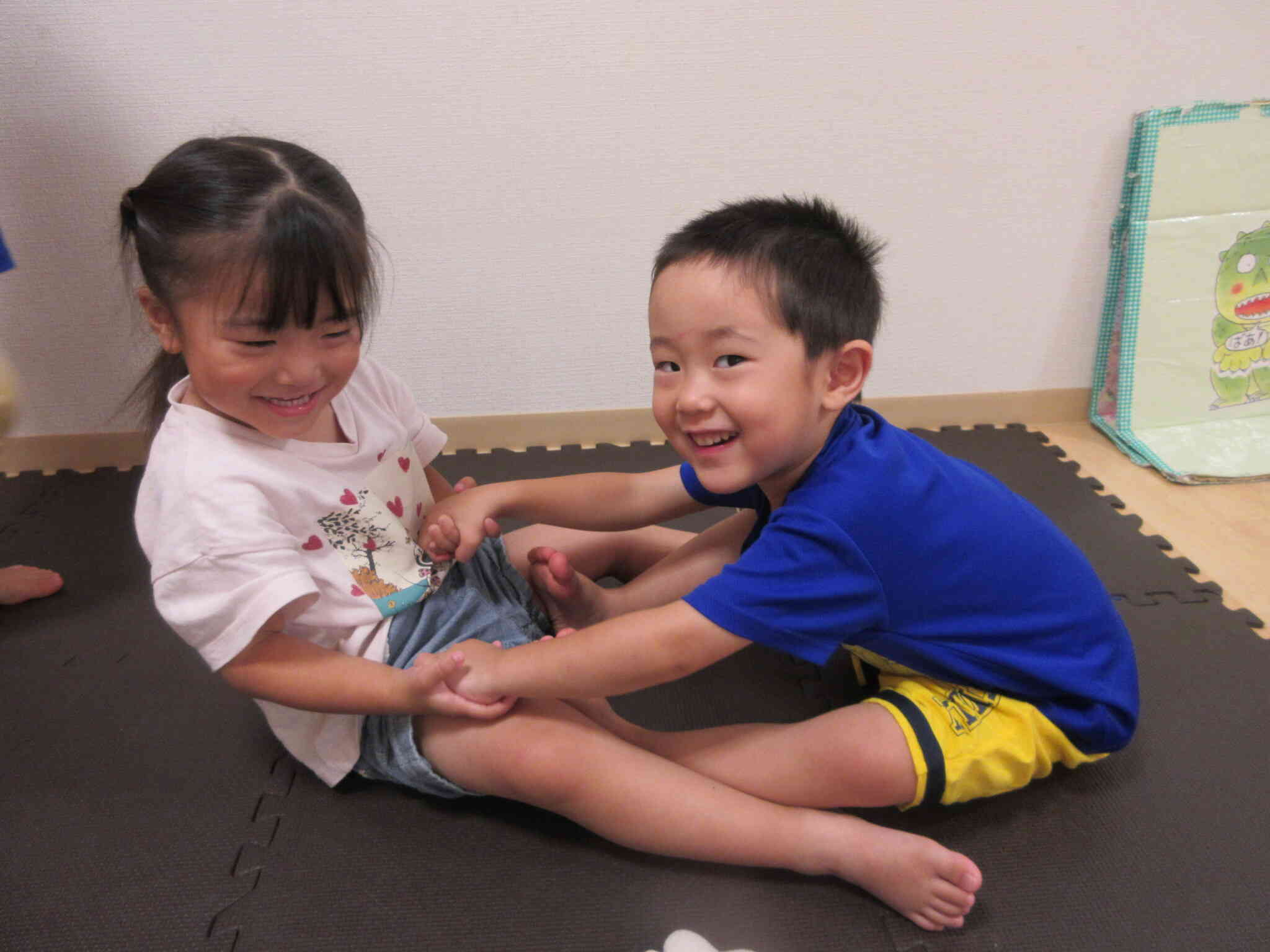 先生としていた手を繋いで遊ぶシーソーのような遊びもお友だち同士で「ぎったんばっこん！」
