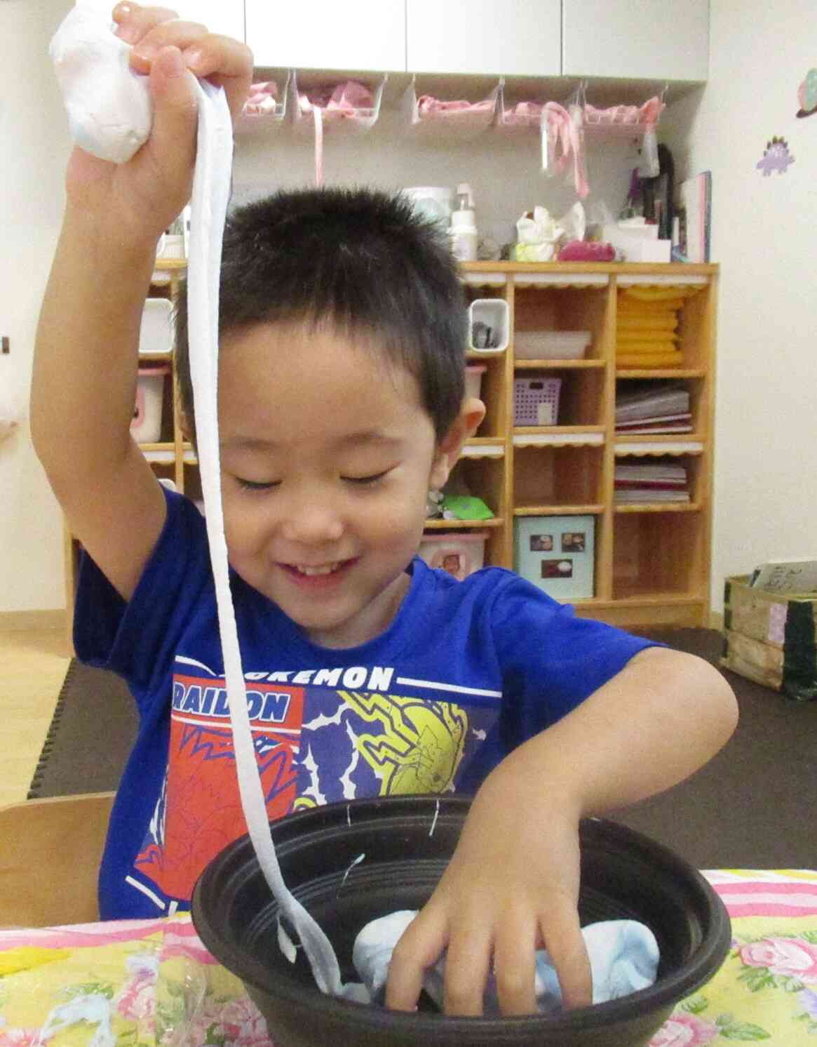 びよよよ～ん！不思議な粘土！【2歳児 うさぎ組】