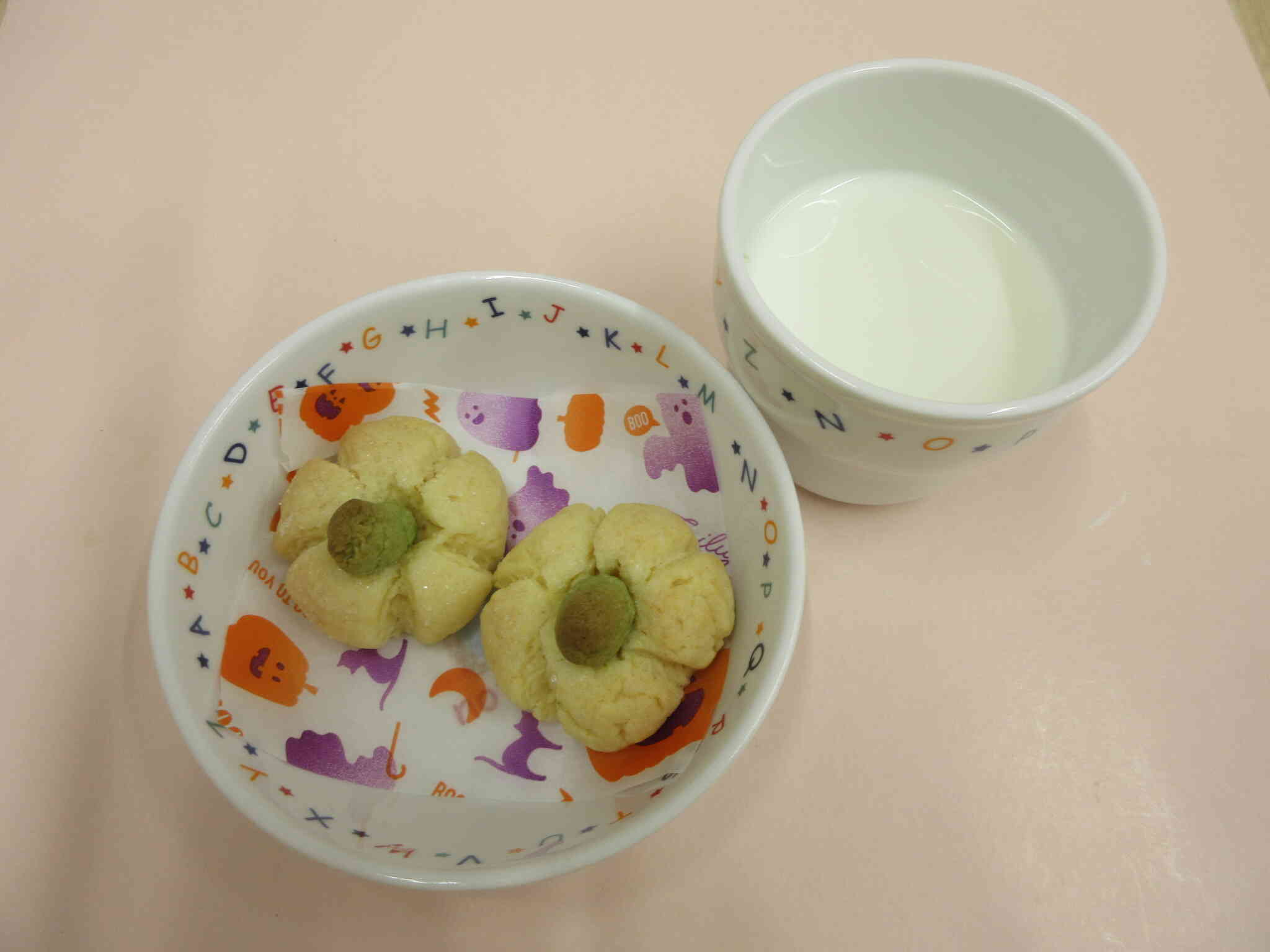 おやつはカボチャの形のクッキー！おいしかったね