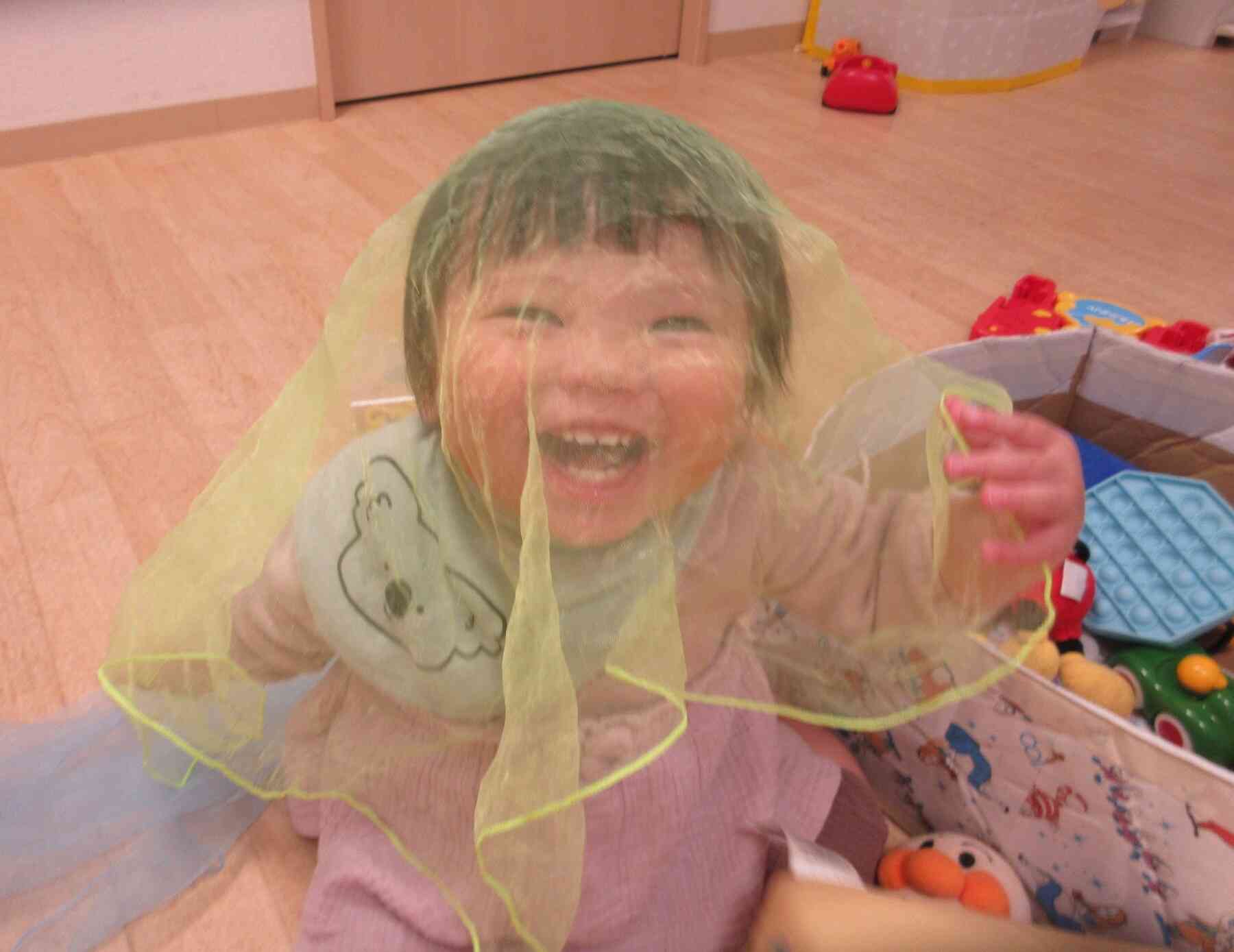 お部屋のリトミックスカーフでも　オバケだぞ♪