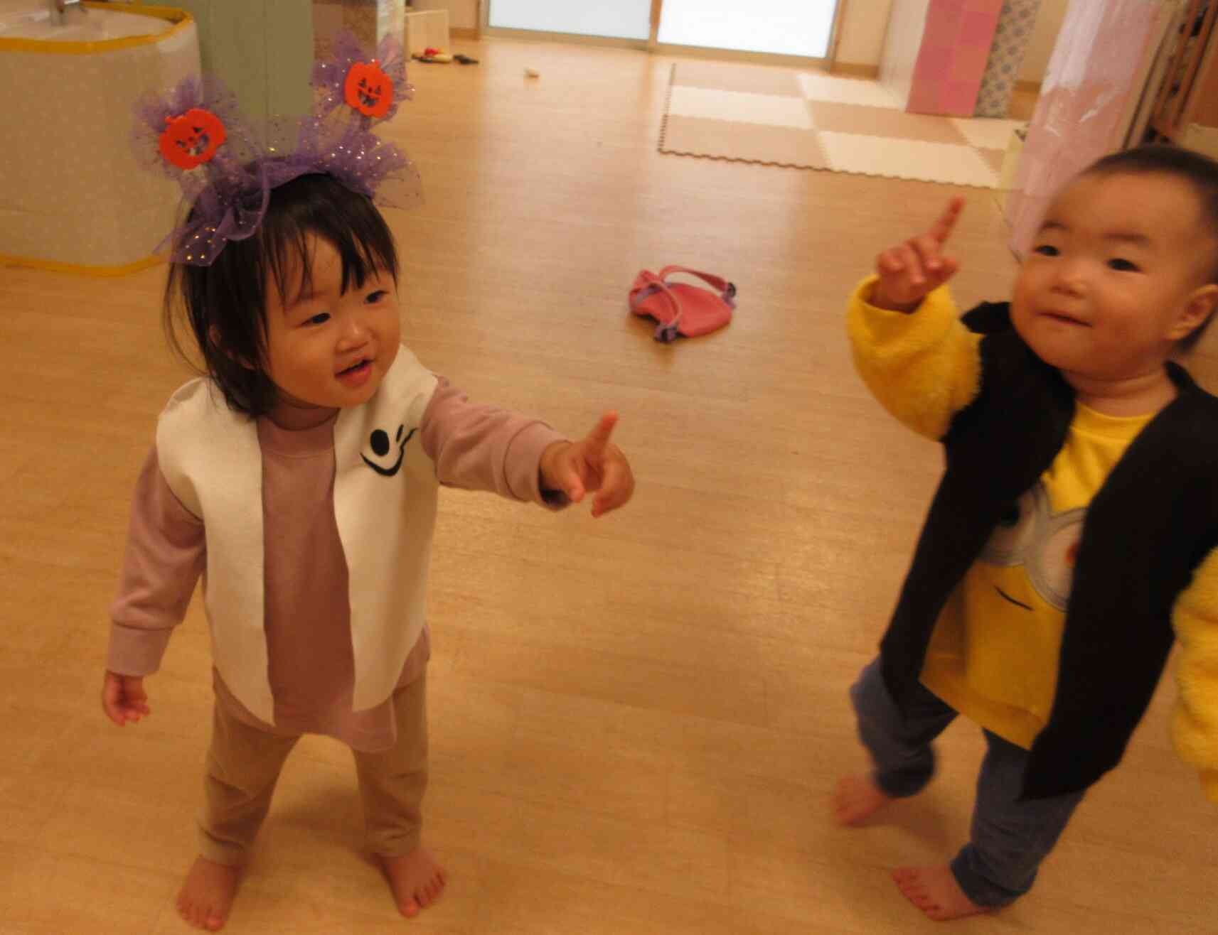 お部屋の中、あっちにもこっちにもオバケがいっぱいだね～！（０歳児 ひよこ組）