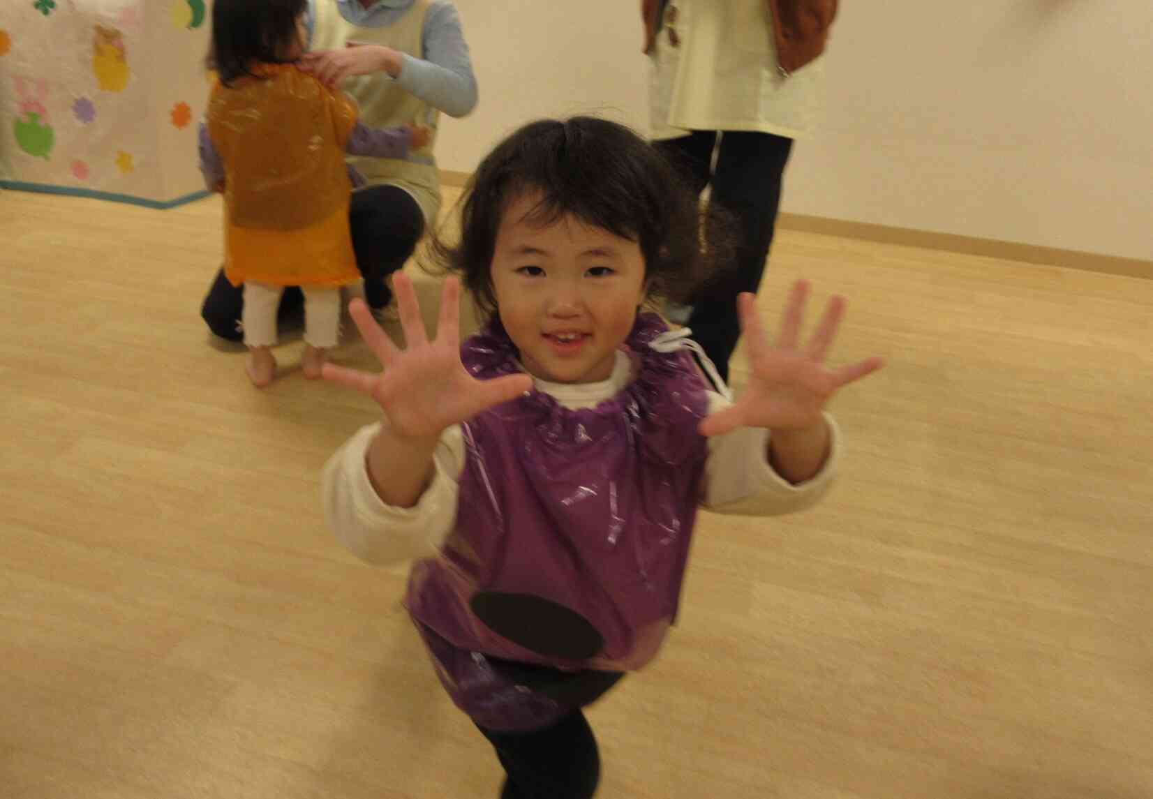 おかしをくれなきゃ、いたずらしちゃうぞ～！ばぁ（２歳児 うさぎ組）