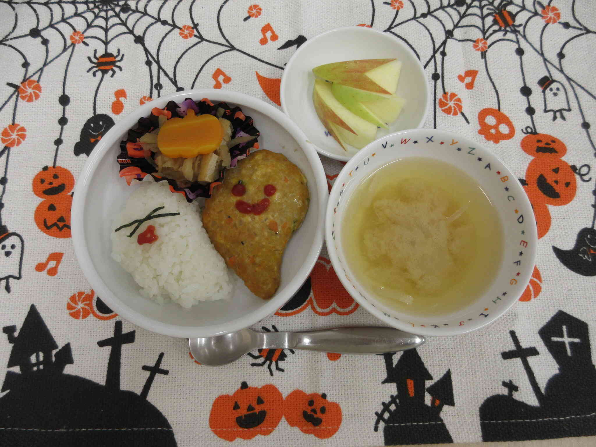 かぼちゃミートローフにおばけちゃんご飯、とても可愛い給食だったね！