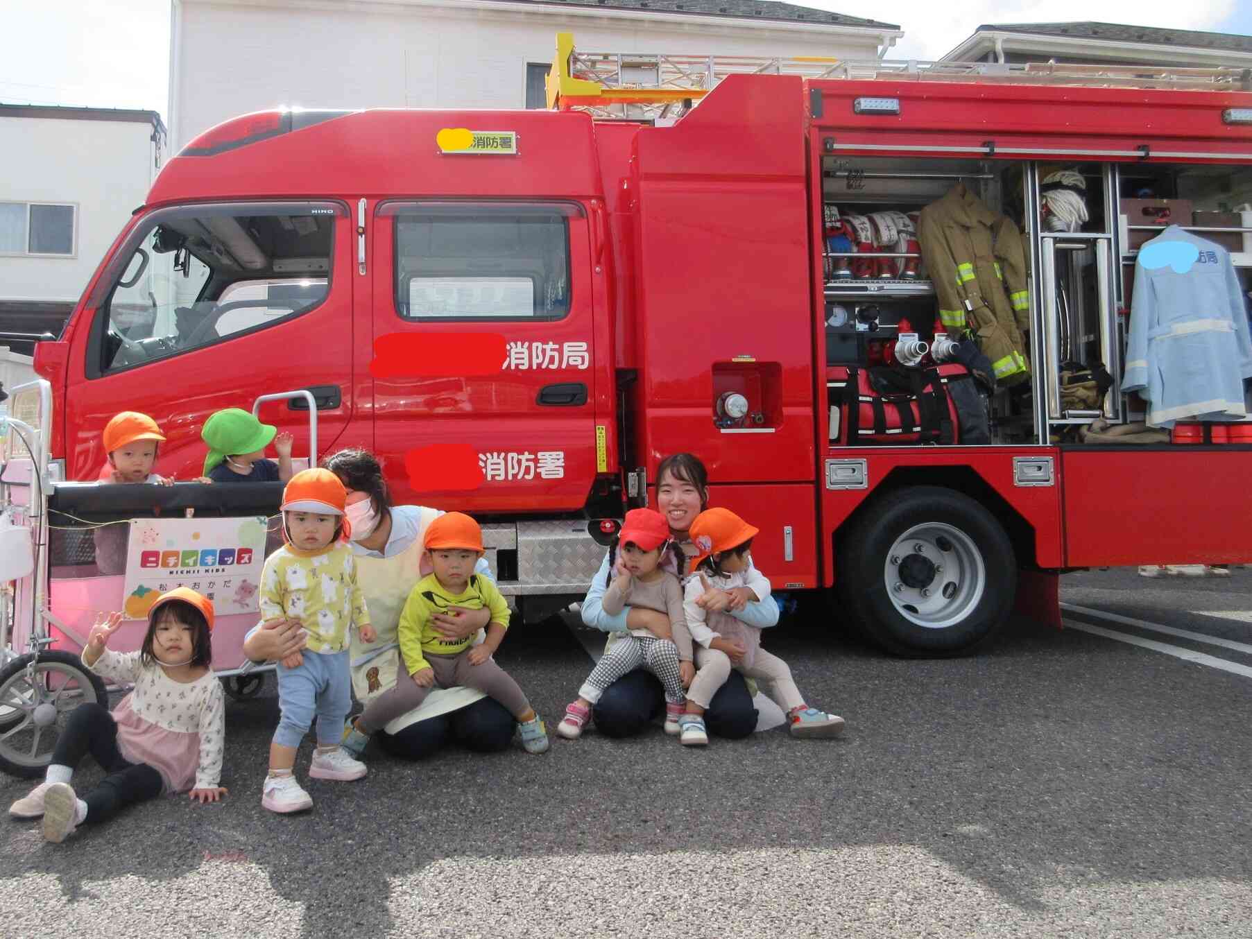 消防車とハイチーズ♪（あひる組）