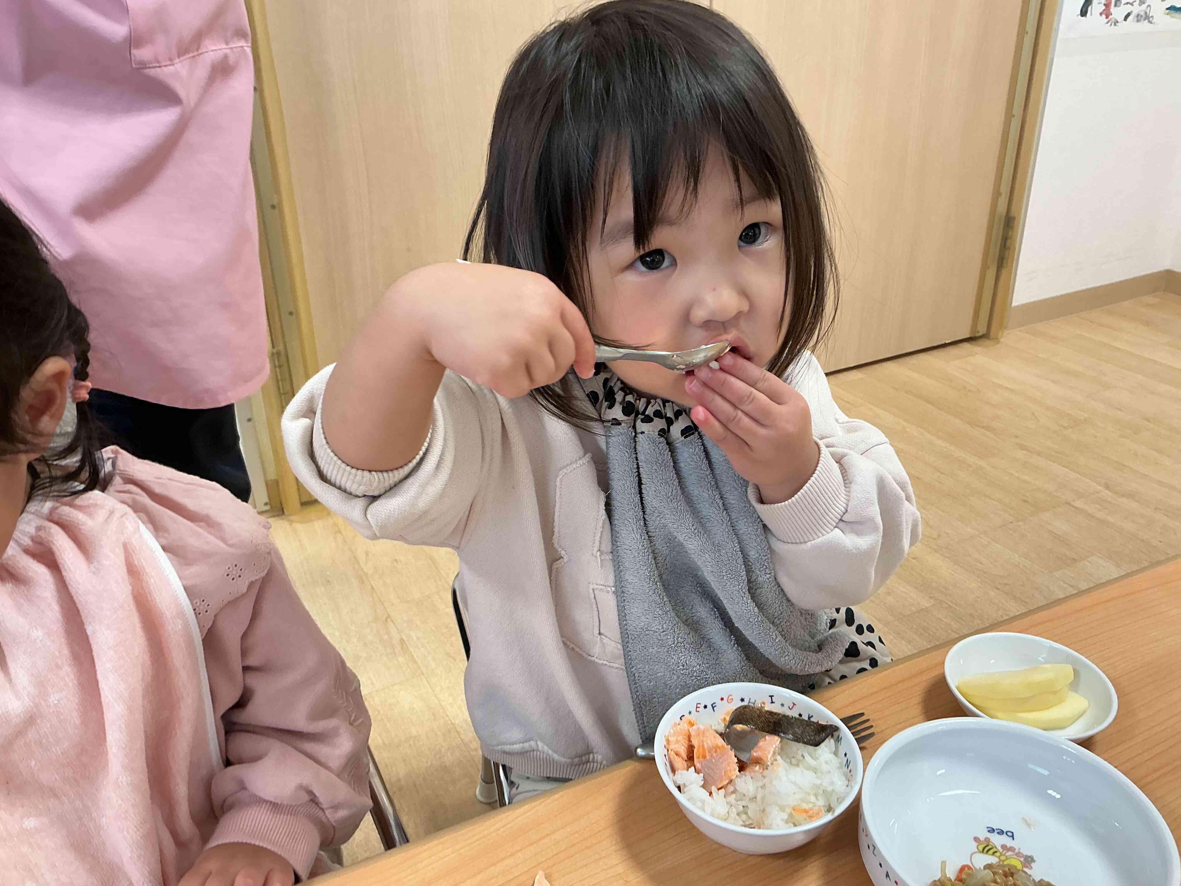 もぐもぐ、なんだかいつもよりも美味しいね！