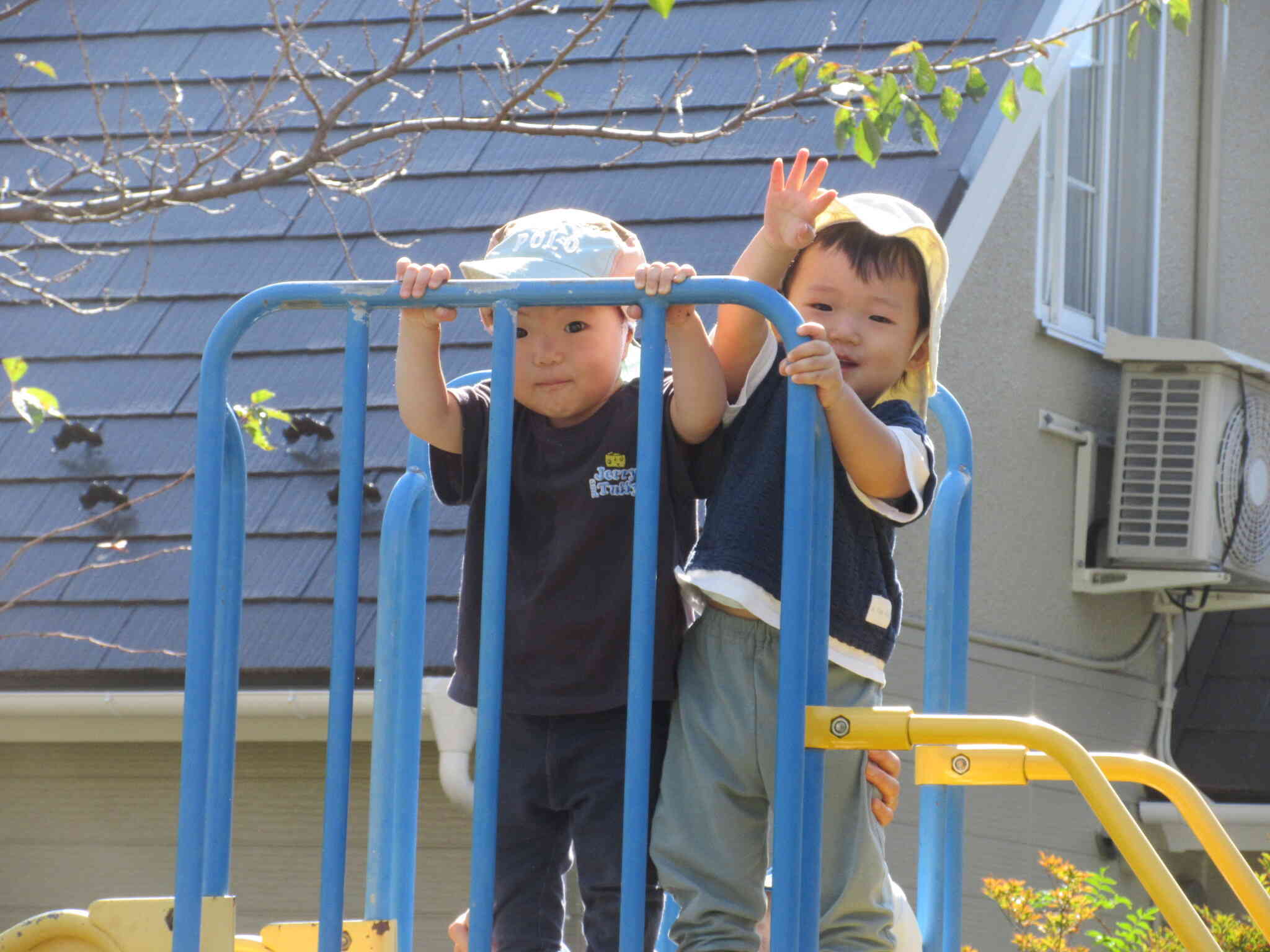 せんせい、お～～い！【0歳児 ひよこ組】
