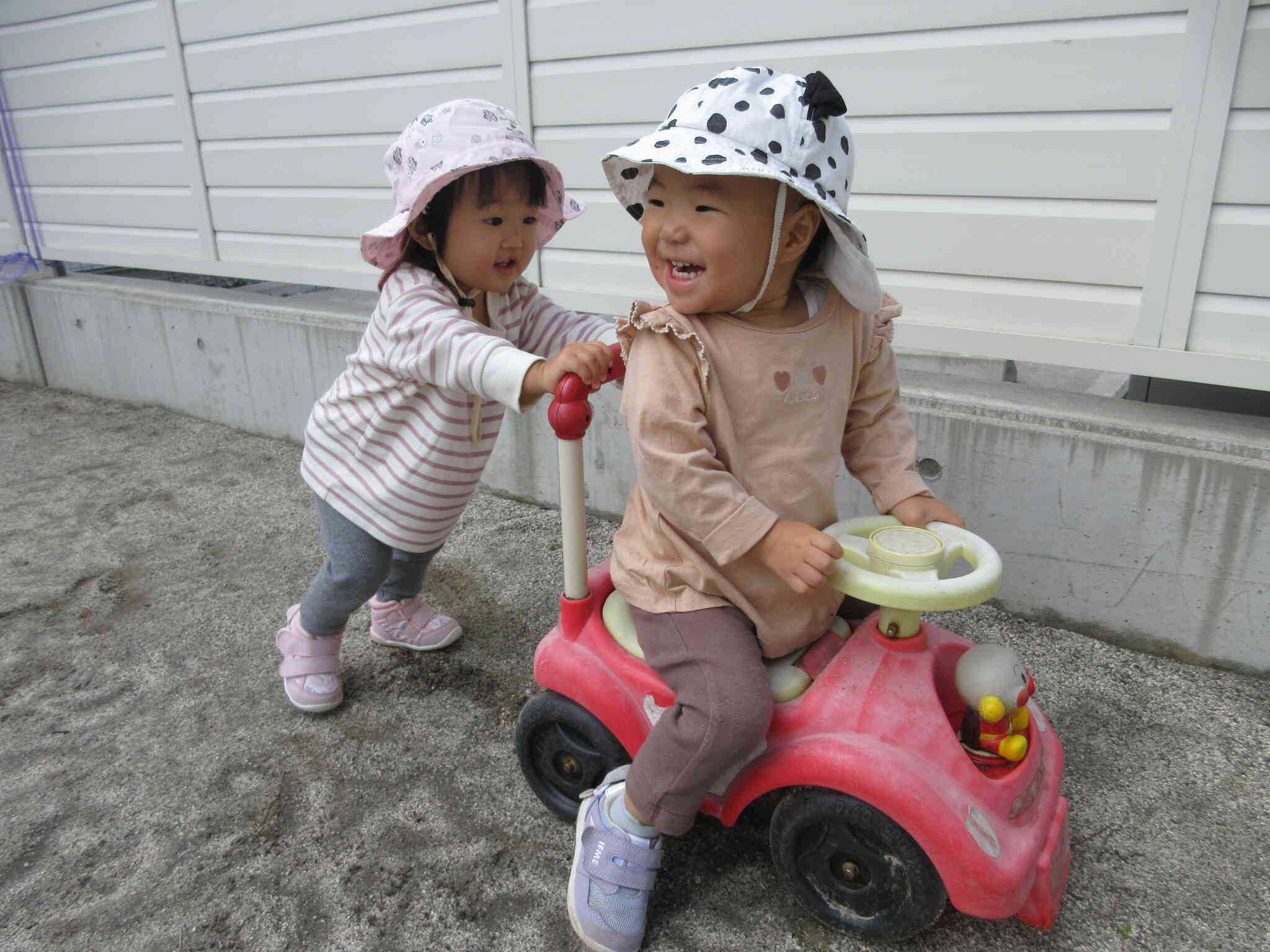 だいすき　園庭遊び【0歳児　ひよこ組】