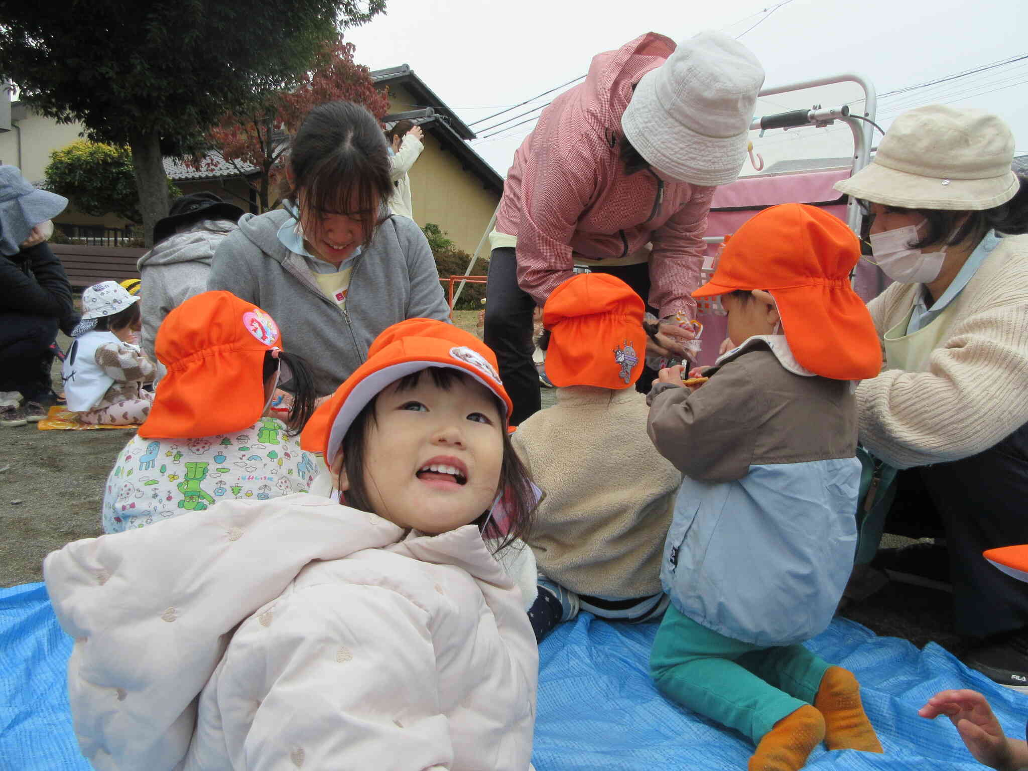 お外でおやつ、嬉しいね。おいしいね。