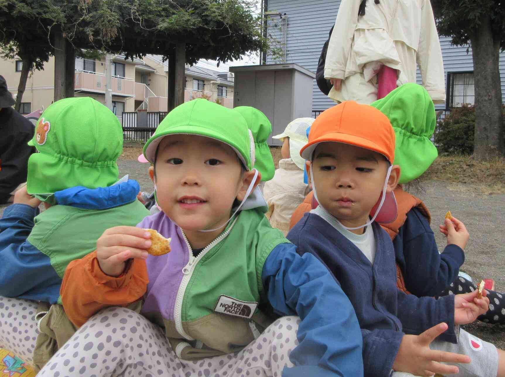 おやつは公園で食べよう
