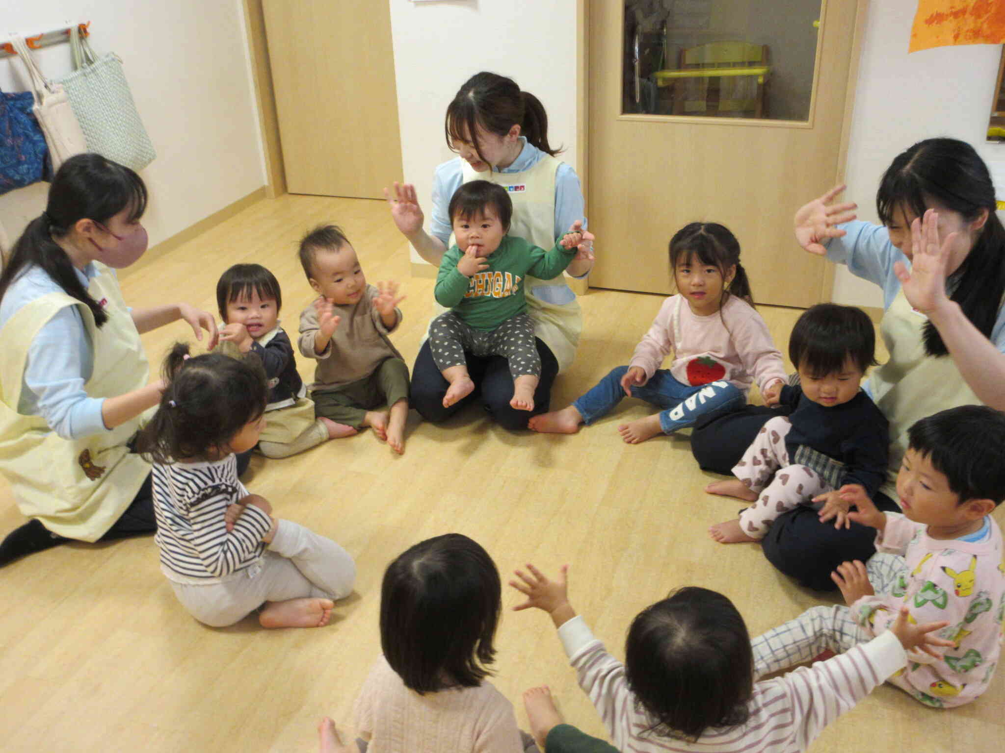今日は一緒に「帰りの会」しようね♪【2歳児 うさぎ組・0歳児ひよこ組】