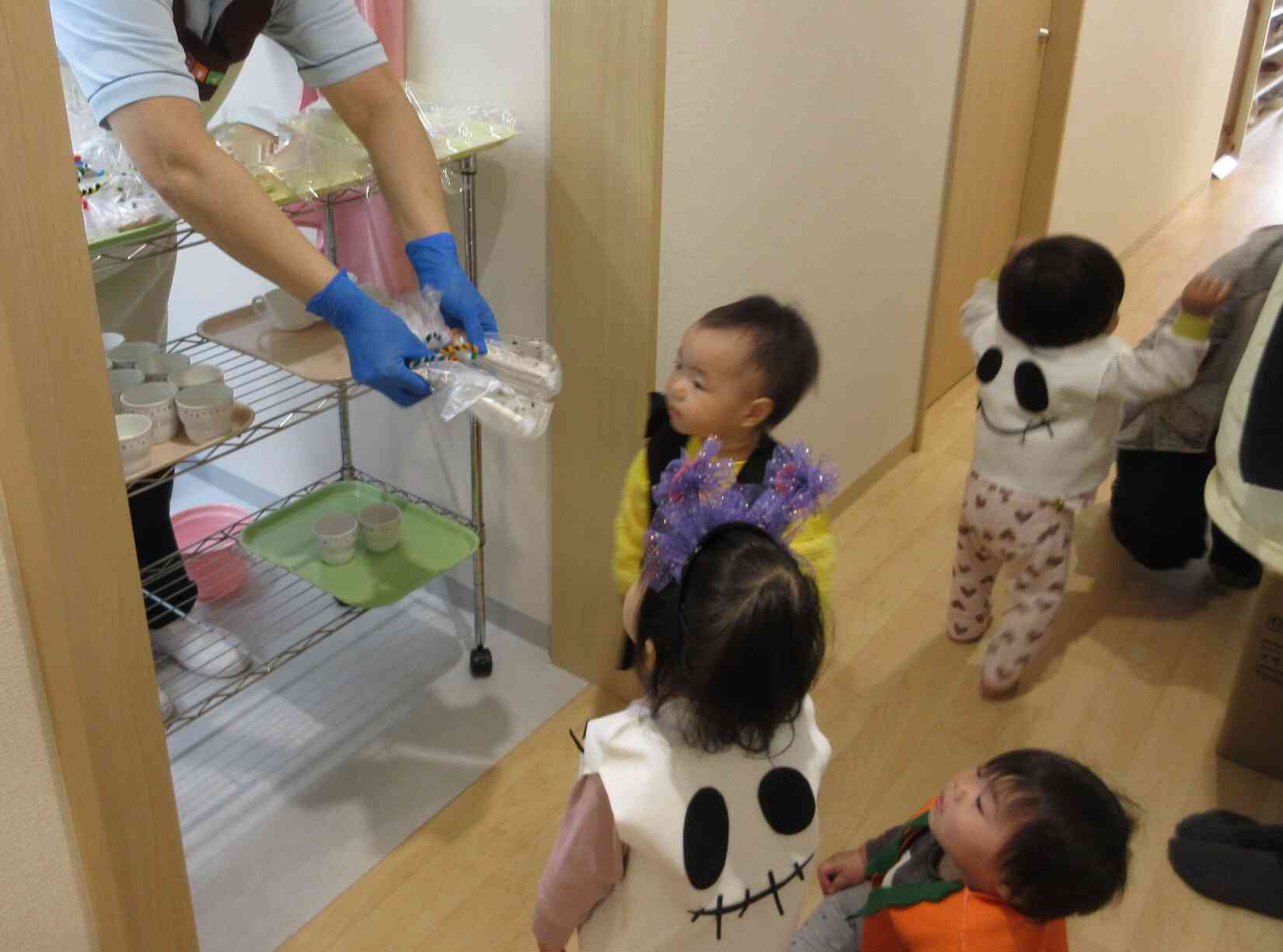 おやつくーだーさい！