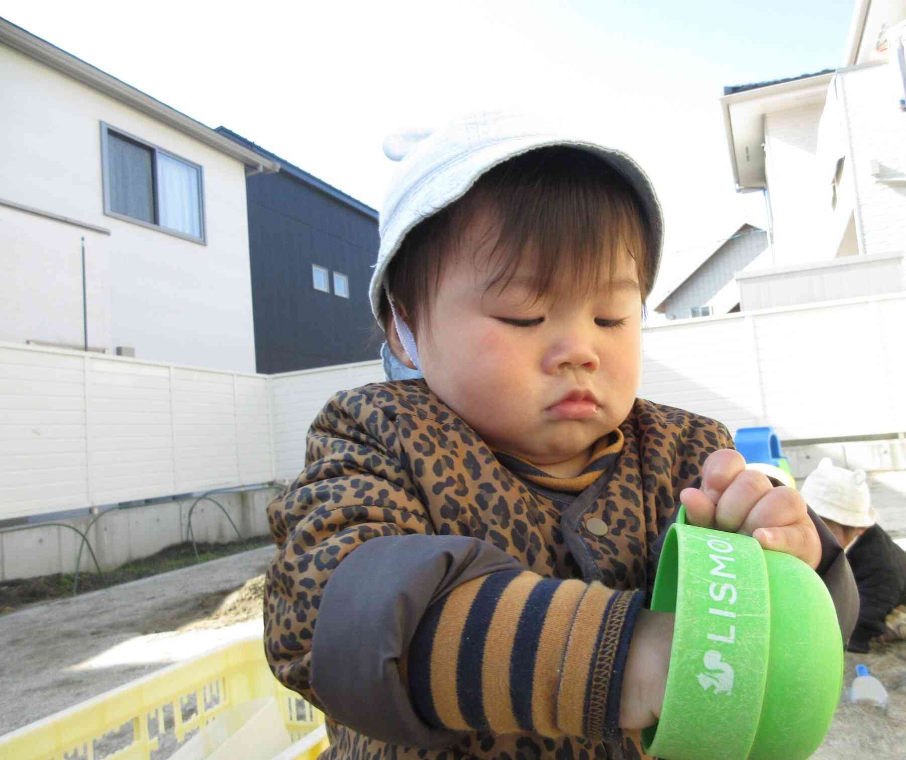 中の砂を出しています