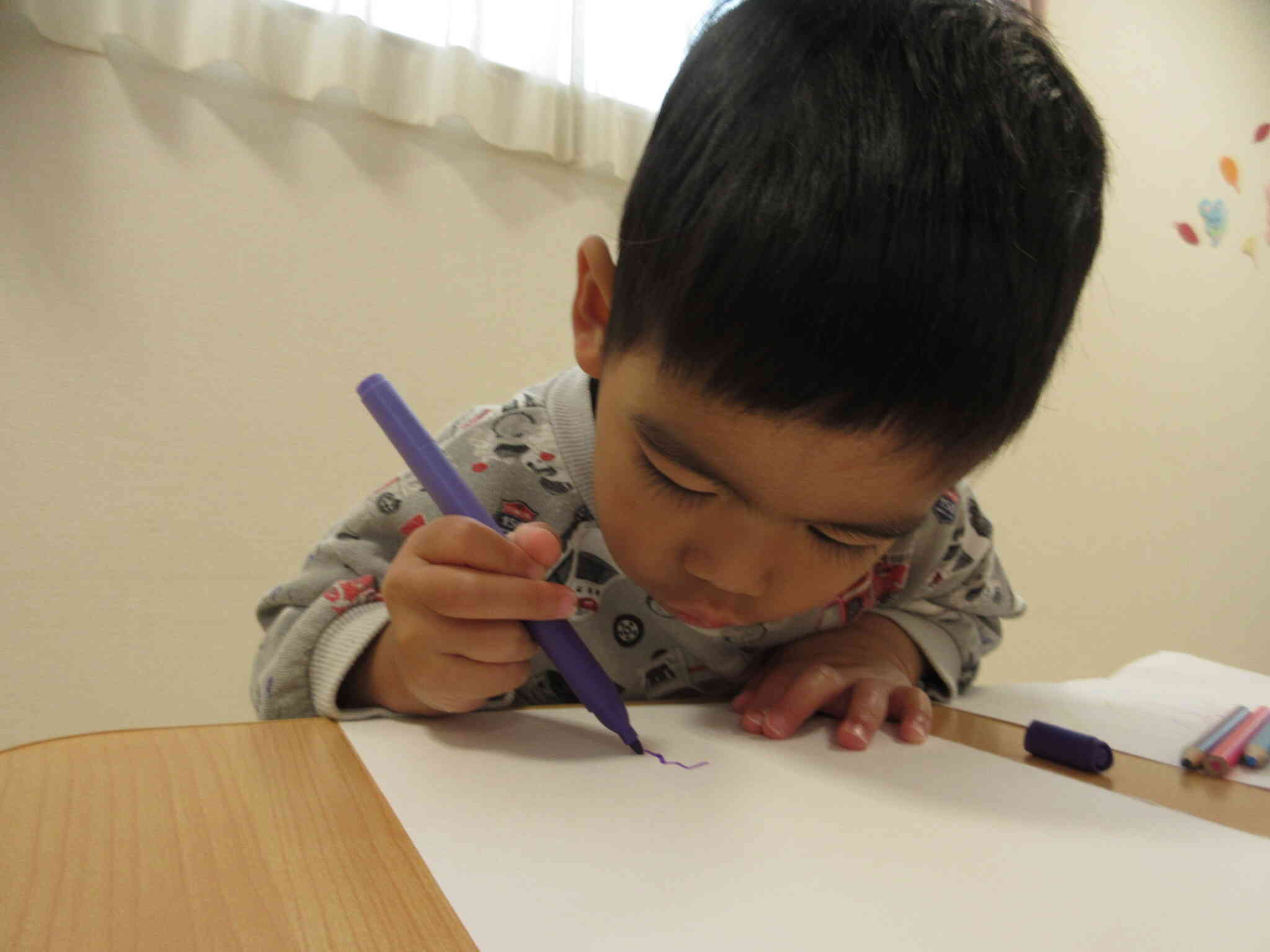 真剣な表情でお手紙を書いていたね。