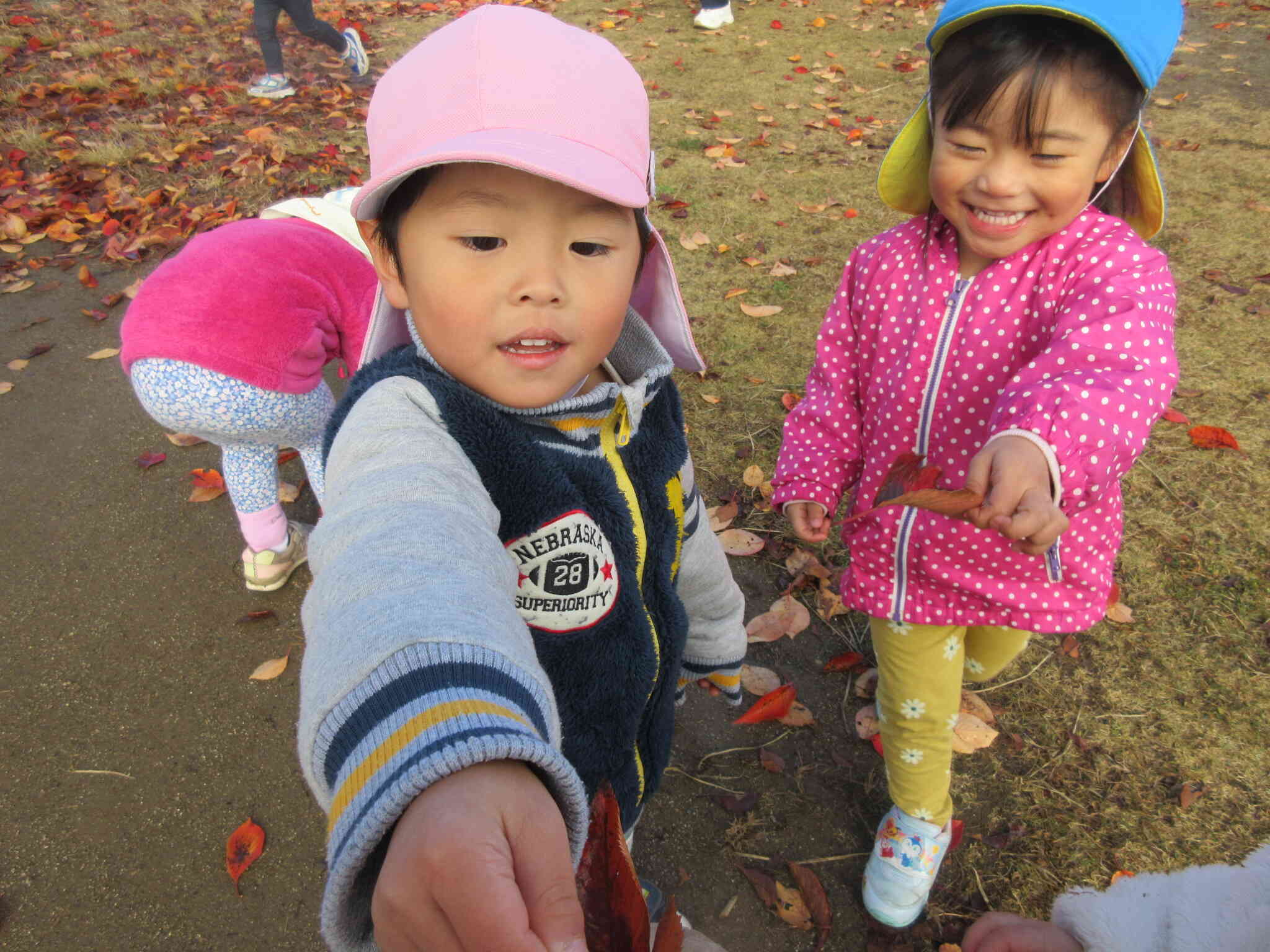 見つけた落ち葉、たくさん袋に入れよう！