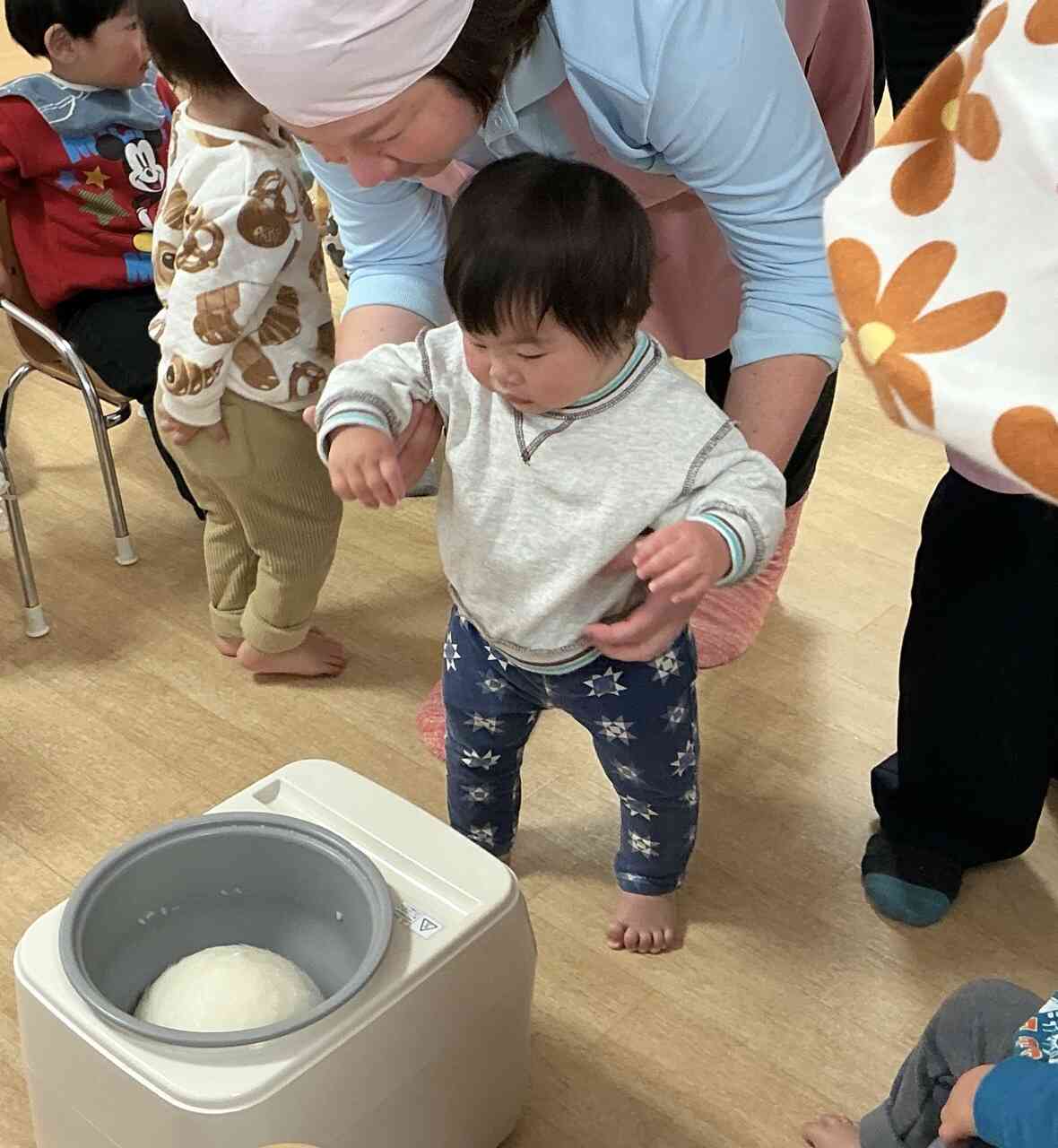 ひよこ組（0歳児）のお友だちも、興味津々で覗いてたね。