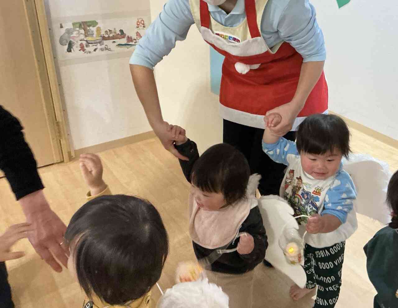 ひよこ組（0歳児）さん、天使になってランタンを手にして入場です。かわいいね♪