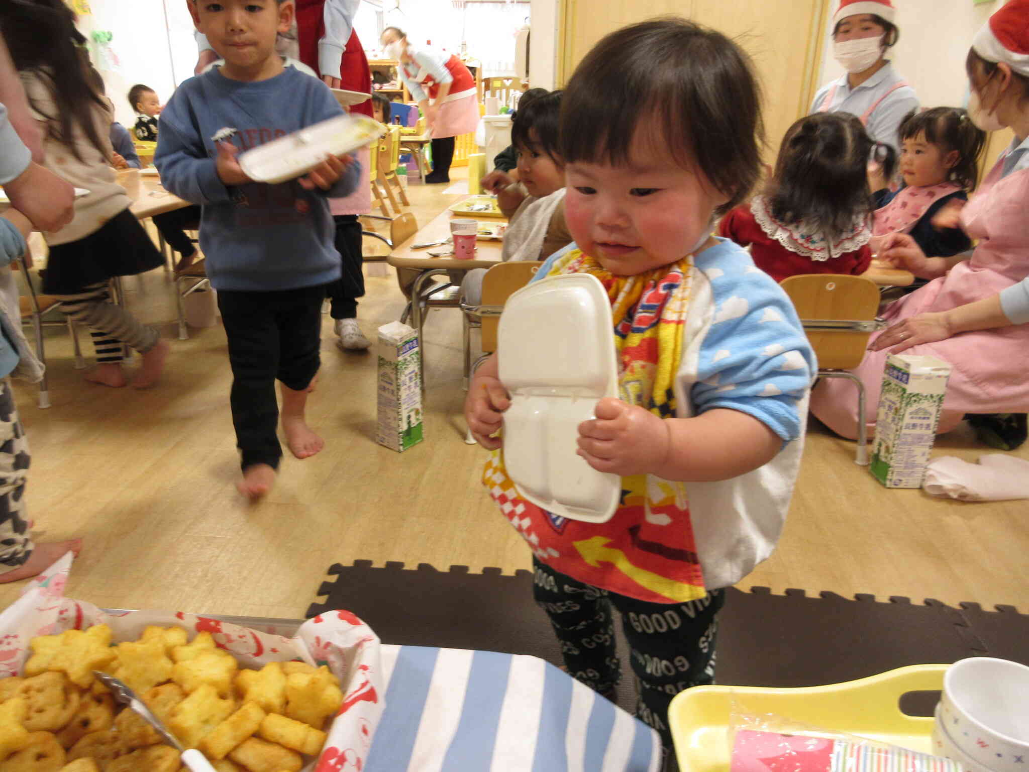 おかわり、お腹いっぱいになるまでもらっていいんだって！嬉しいね（0歳児ひよこ組）