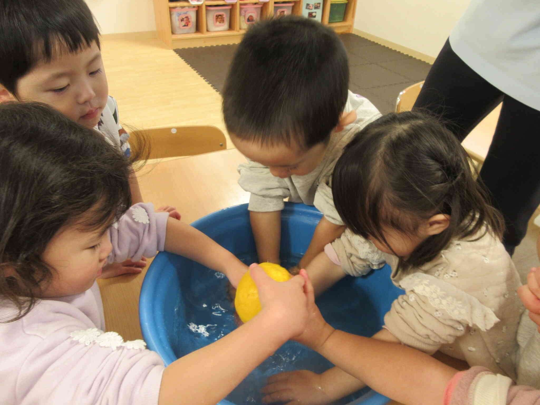 おてて ポカポカ ゆず湯だよ♪