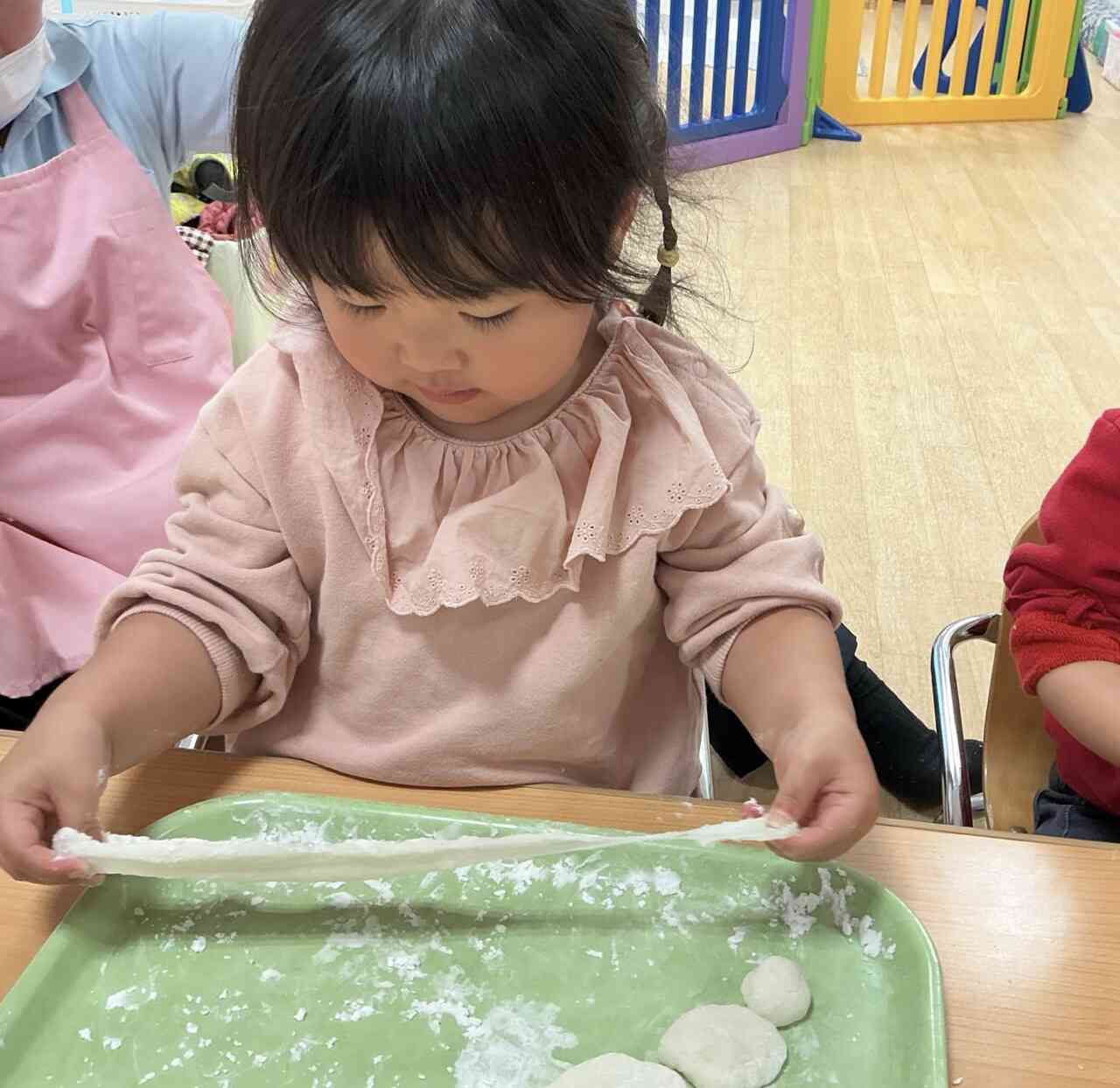 つきたてのお餅、伸びて面白いね