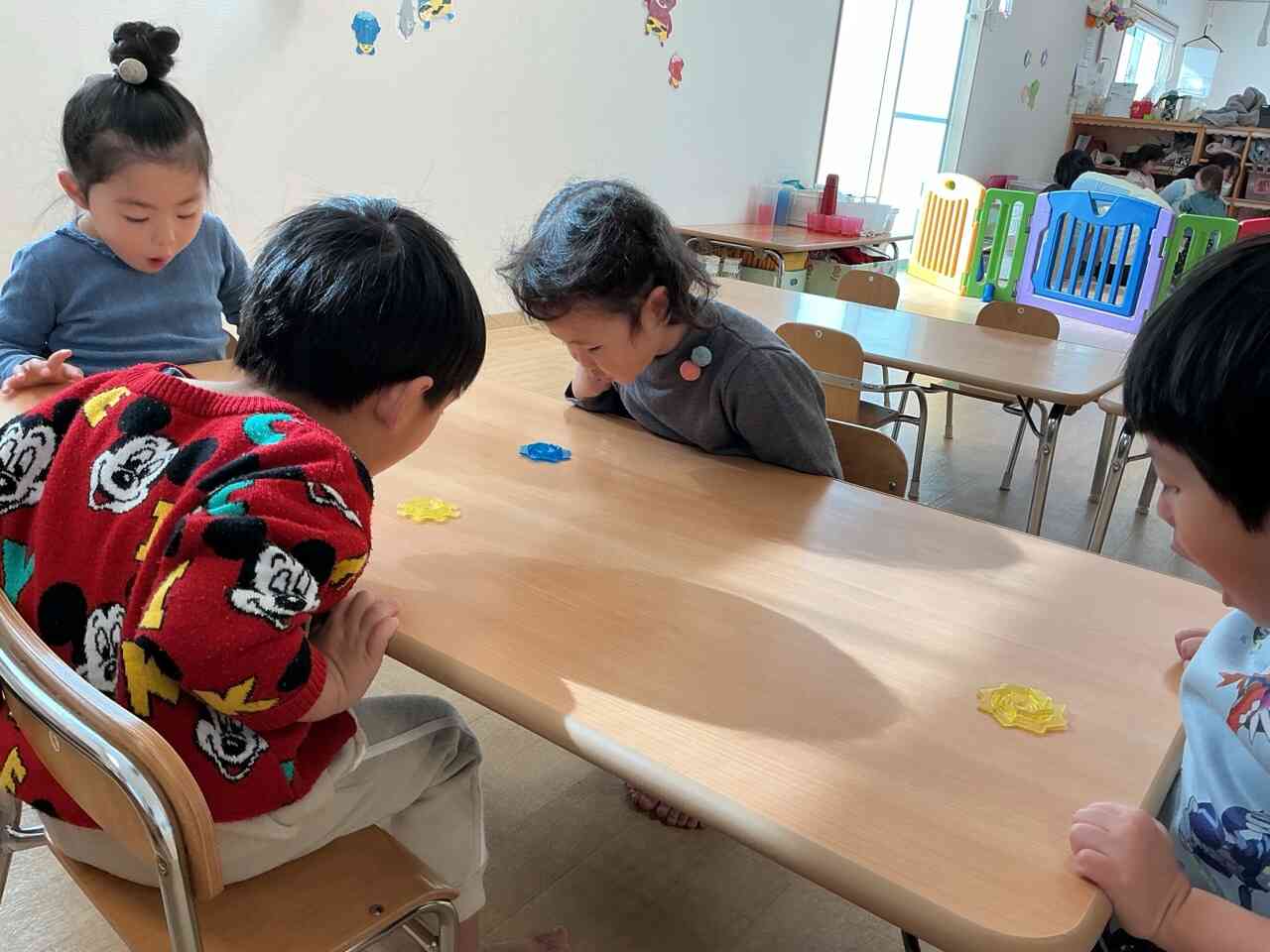 吹きゴマに挑戦！【２歳児　うさぎ組】