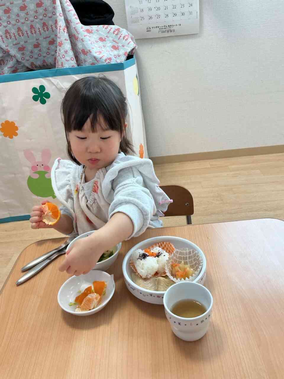 お誕生日のスペシャルメニュー！大好きなみかんを上手に剥けるようになったね！