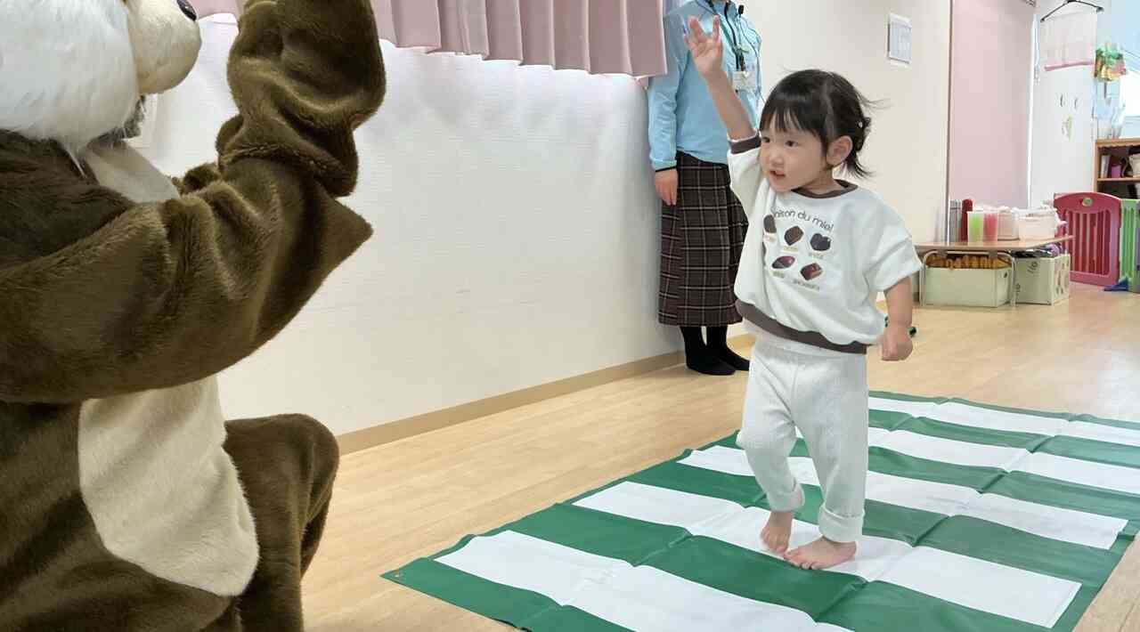 おててをあげて渡ってみよう！